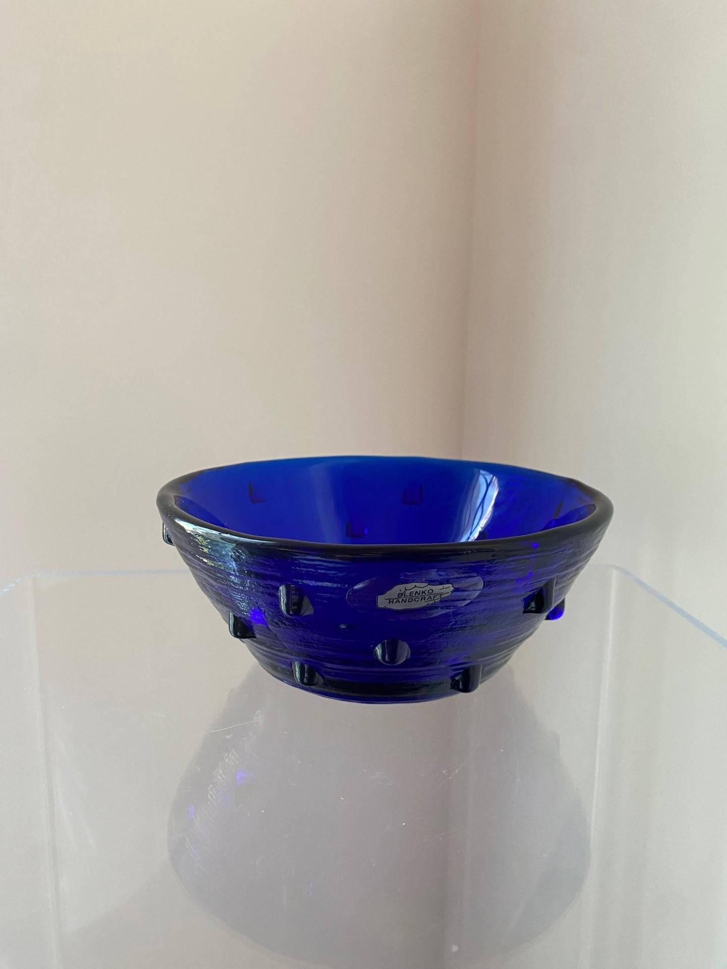Signierte Blenko-Schale aus kobaltblauem Glas mit Nieten  (Moderne) im Angebot