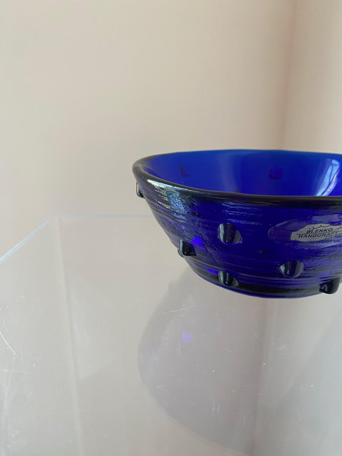 Signierte Blenko-Schale aus kobaltblauem Glas mit Nieten  (amerikanisch) im Angebot