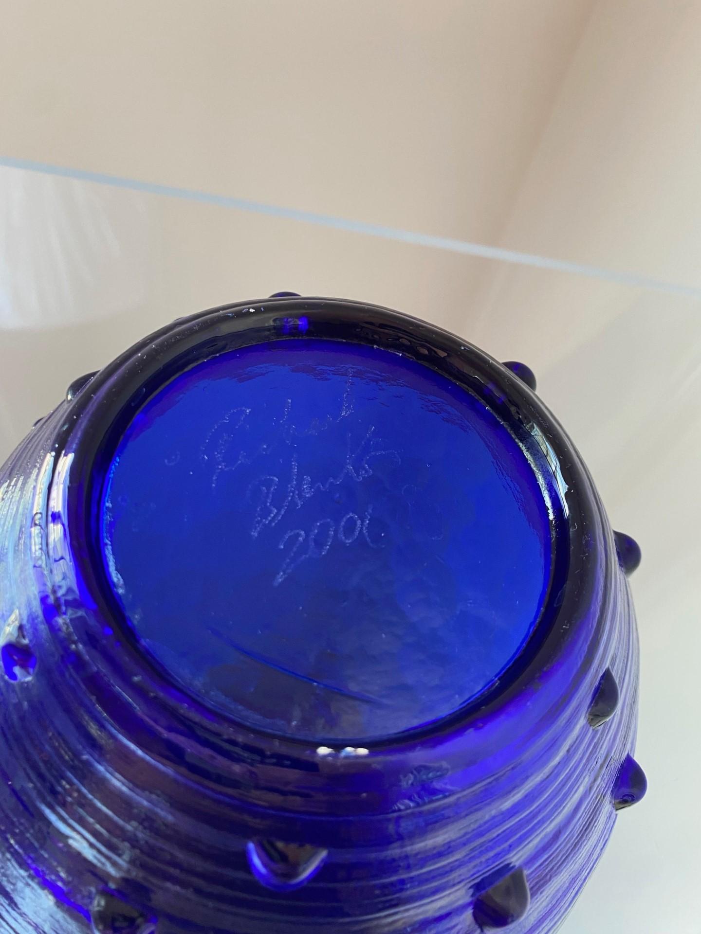 Signierte Blenko-Schale aus kobaltblauem Glas mit Nieten  (Handgefertigt) im Angebot
