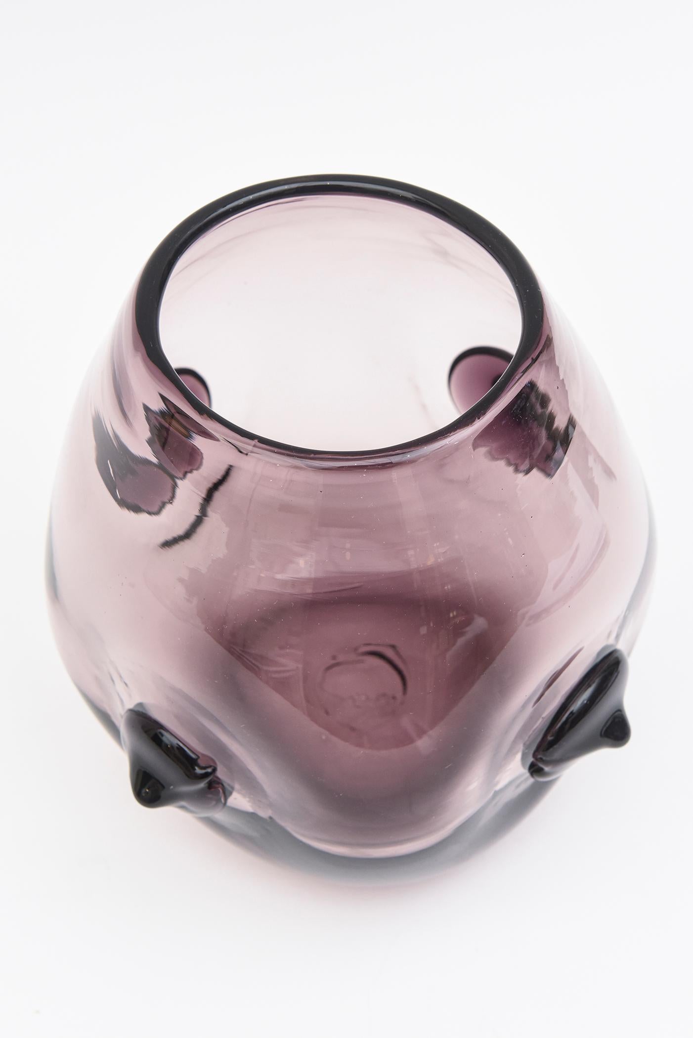 Mid-Century Modern Wayne Husted pour Blenko vase vintage rare en verre violet avec reflets de craquelures en vente