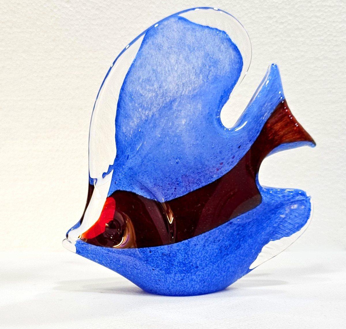 OFERTA DE CIERRE Escultura de pez de vidrio soplado firmada por Josef Marcolin
*****AVISO: NUESTRA TIENDA 1ST DIBS CIERRA A FINALES DE MAYO*****
Una escultura muy especial.  Pez de cristal soplado azul y rojo vino del soplador italiano de cristal de