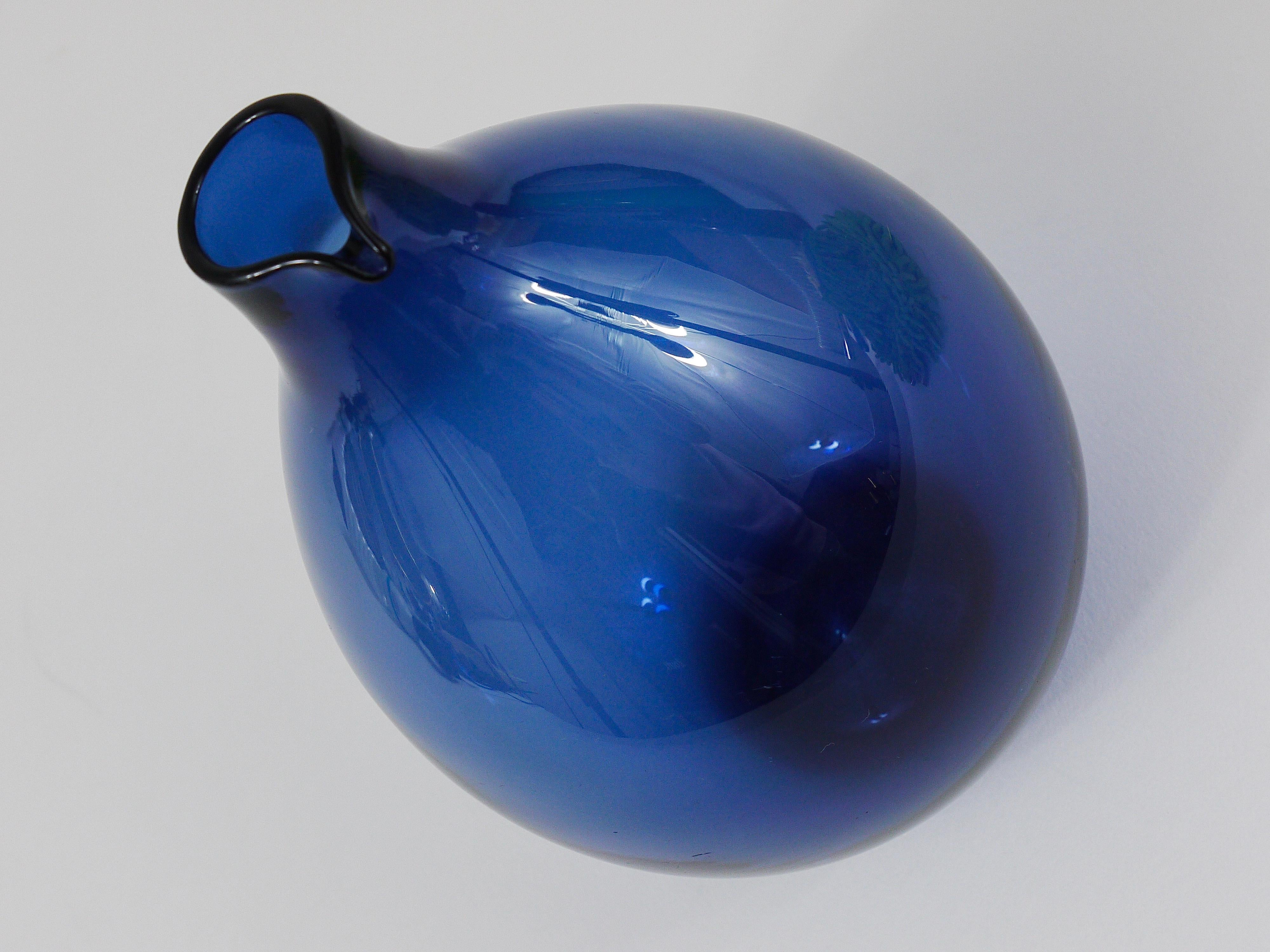 Signed Blue Timo Sarpaneva Pullo Bird Bottle Glass Vase, Iittala, Finland, 1950s For Sale 3