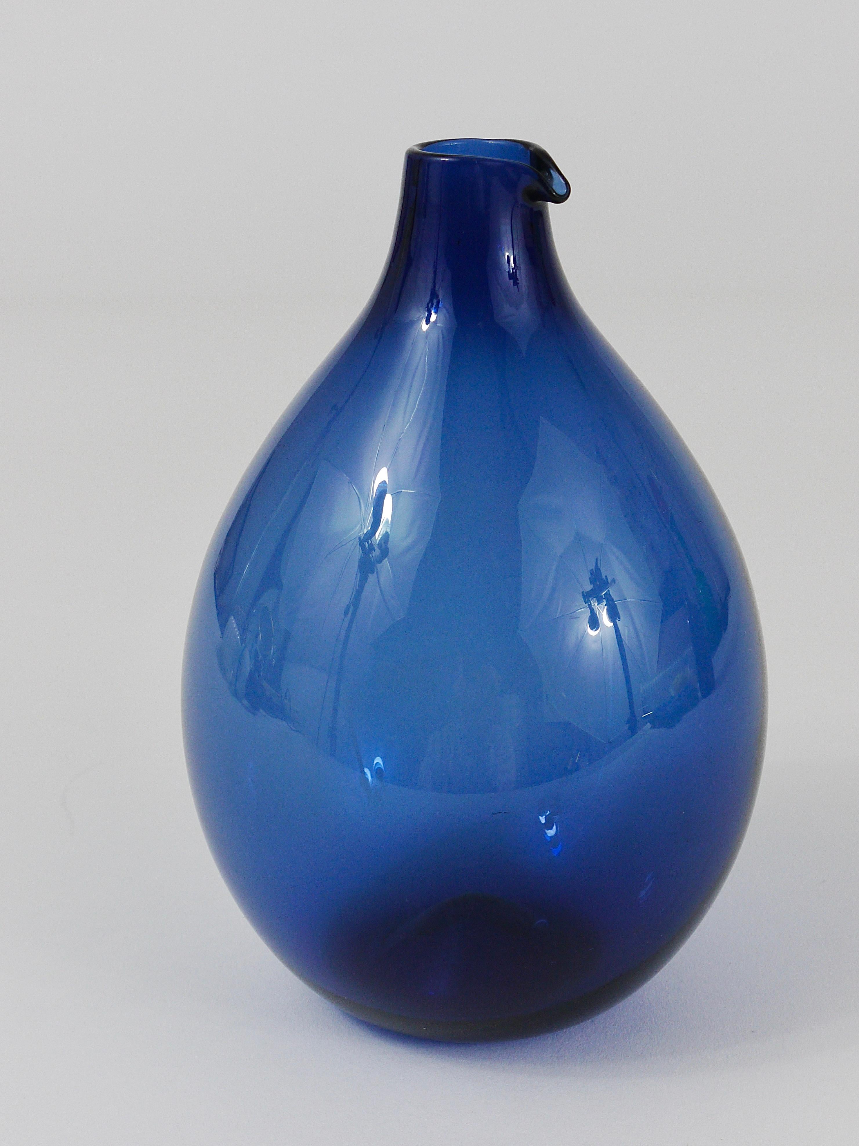 Mid-Century Modern Signed Blue Timo Sarpaneva Pullo Bird Bottle Glass Vase, Iittala, Finland, 1950s For Sale