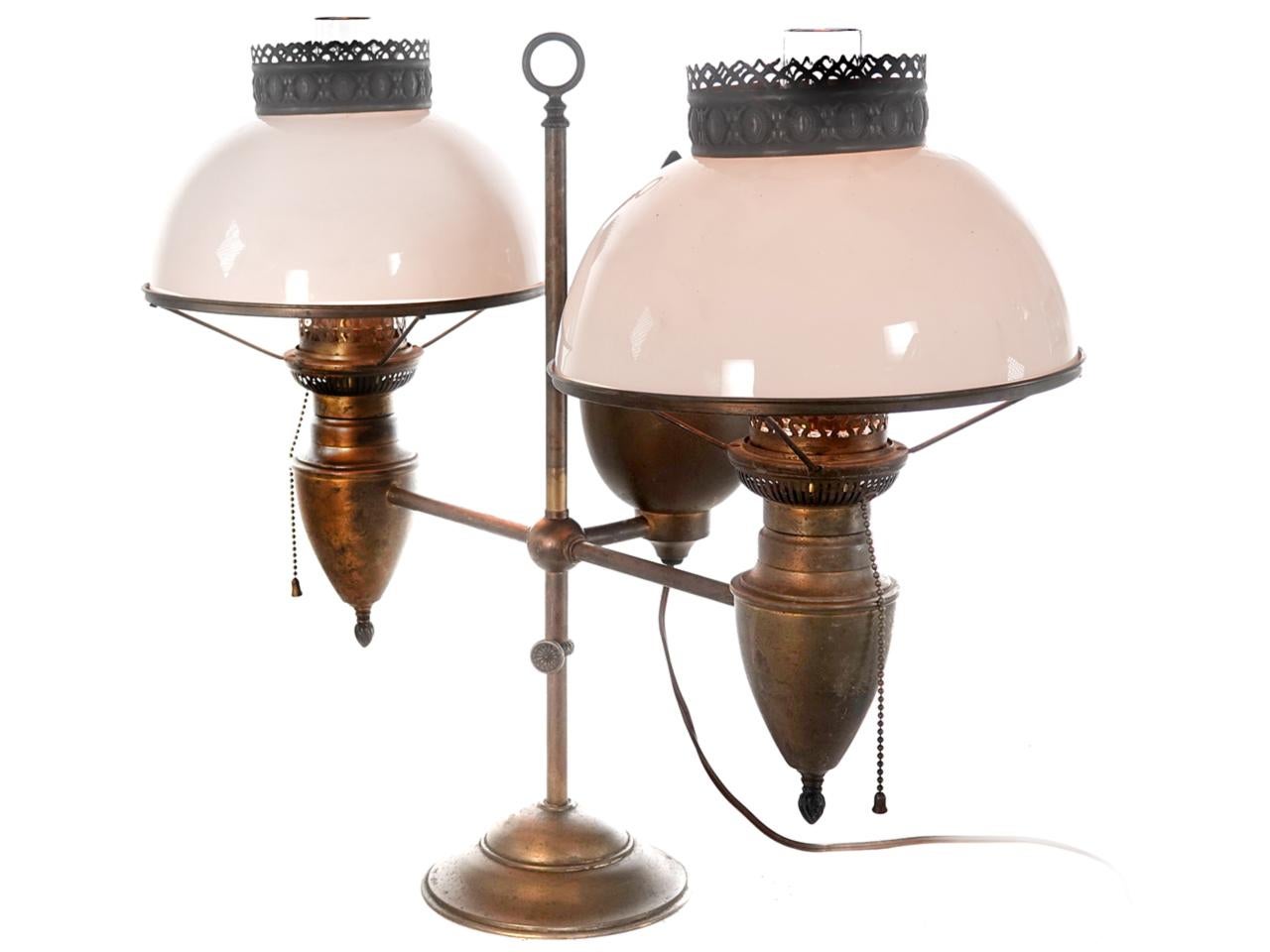Il s'agit d'une magnifique lampe de bureau d'étudiant à double huile Bradley et Hubbard, récemment câblée. Il se déplace de haut en bas sur la béquille centrale et la tige. L'abat-jour est un verre de lait bombé unique avec une couronne en laiton.