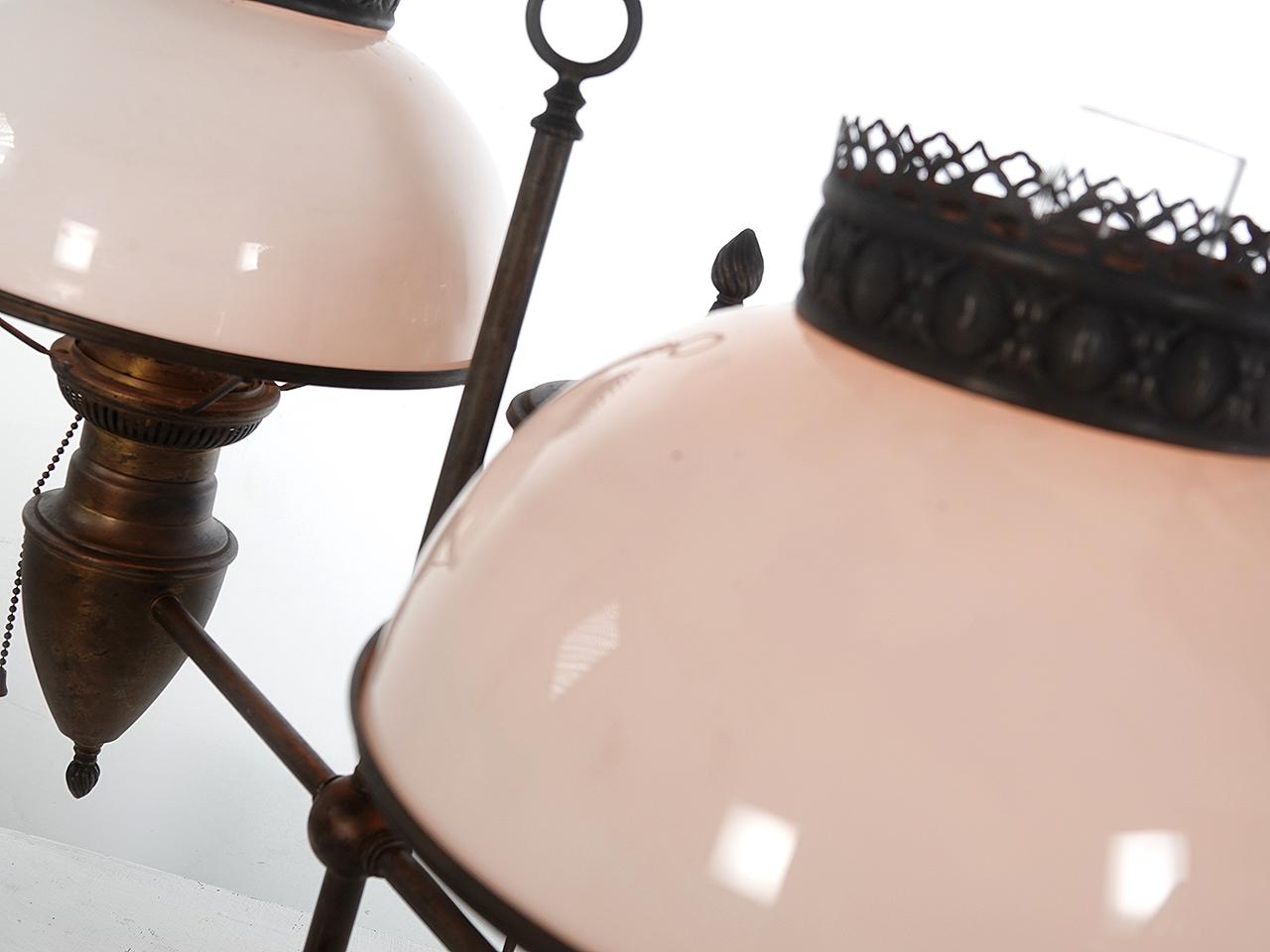 Classique américain Lampe d'étude double signée Bradley et Hubbard, abat-jour en verre dépoli couronné en vente