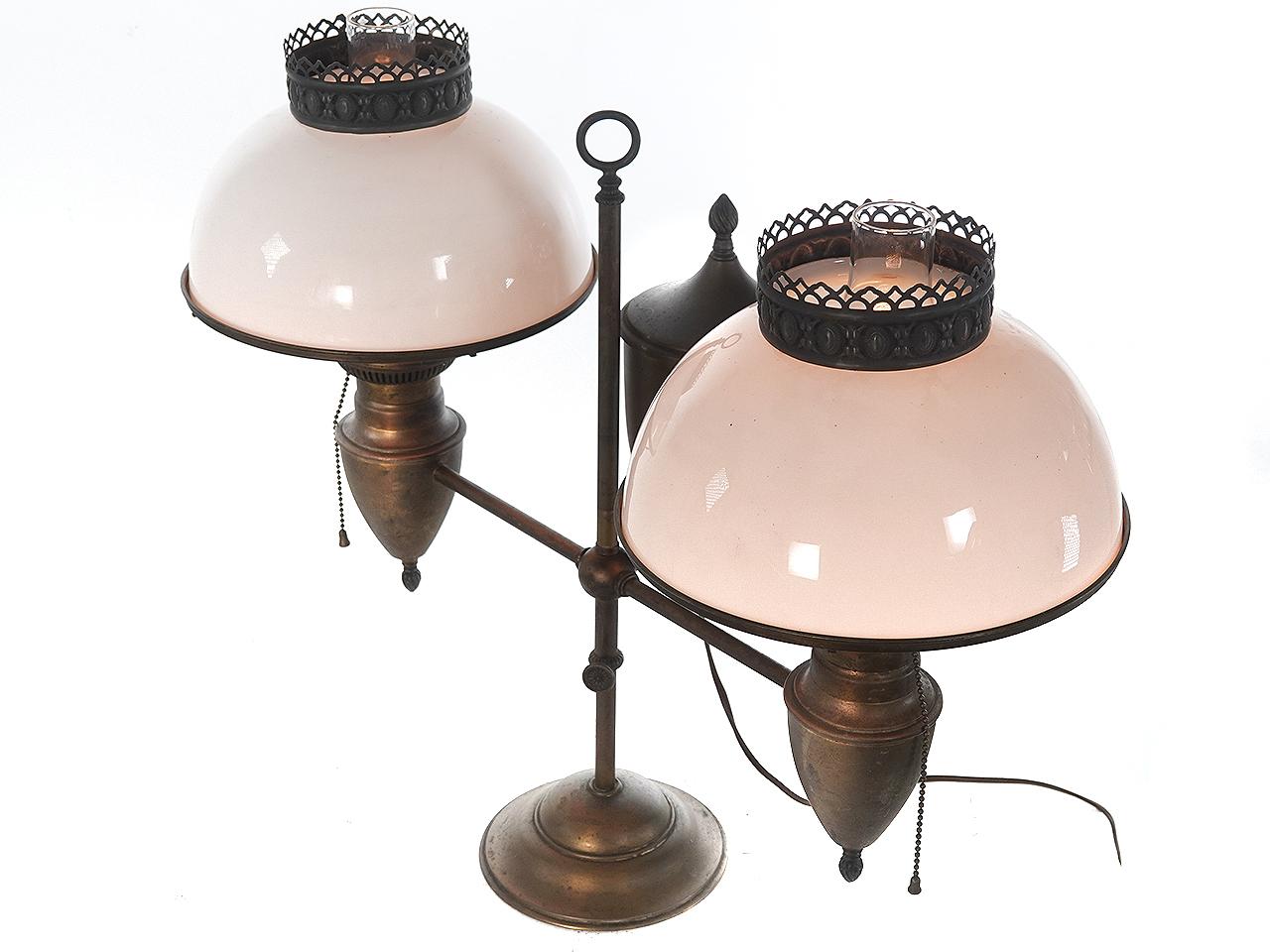 Américain Lampe d'étude double signée Bradley et Hubbard, abat-jour en verre dépoli couronné en vente
