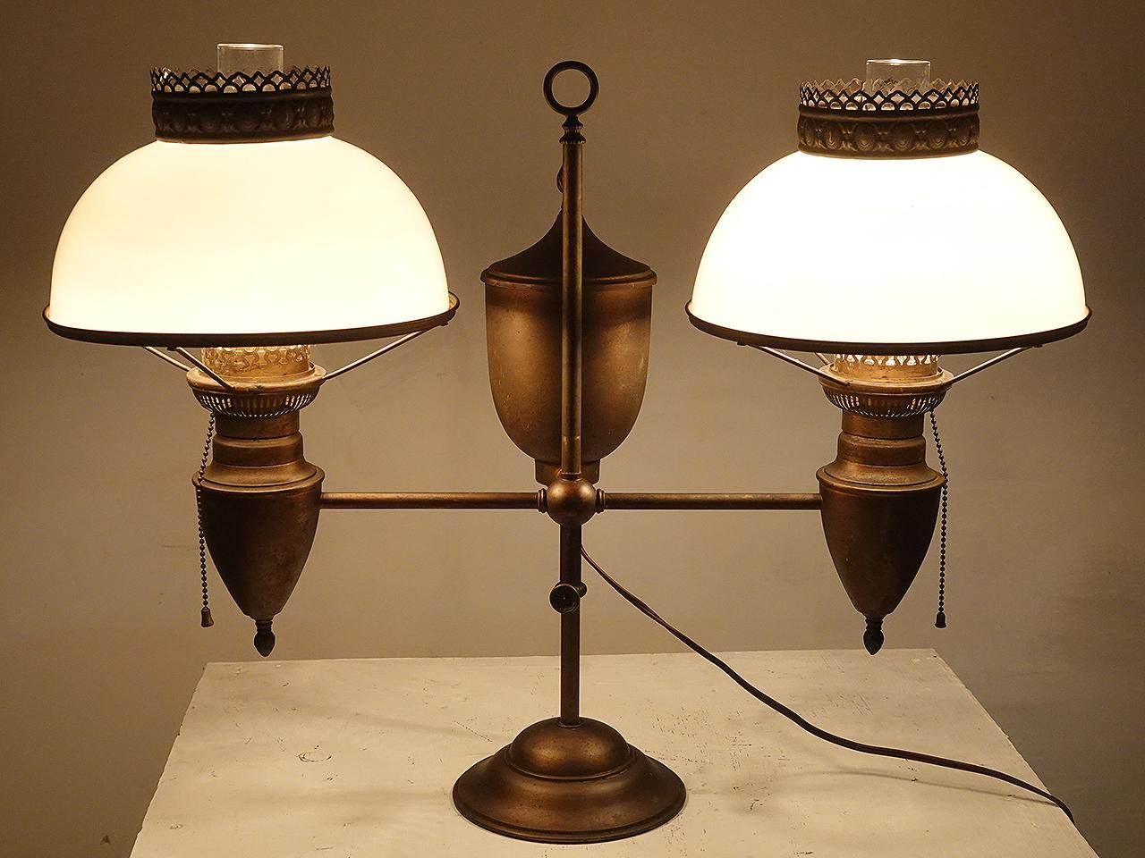 Lampe d'étude double signée Bradley et Hubbard, abat-jour en verre dépoli couronné Bon état - En vente à Peekskill, NY