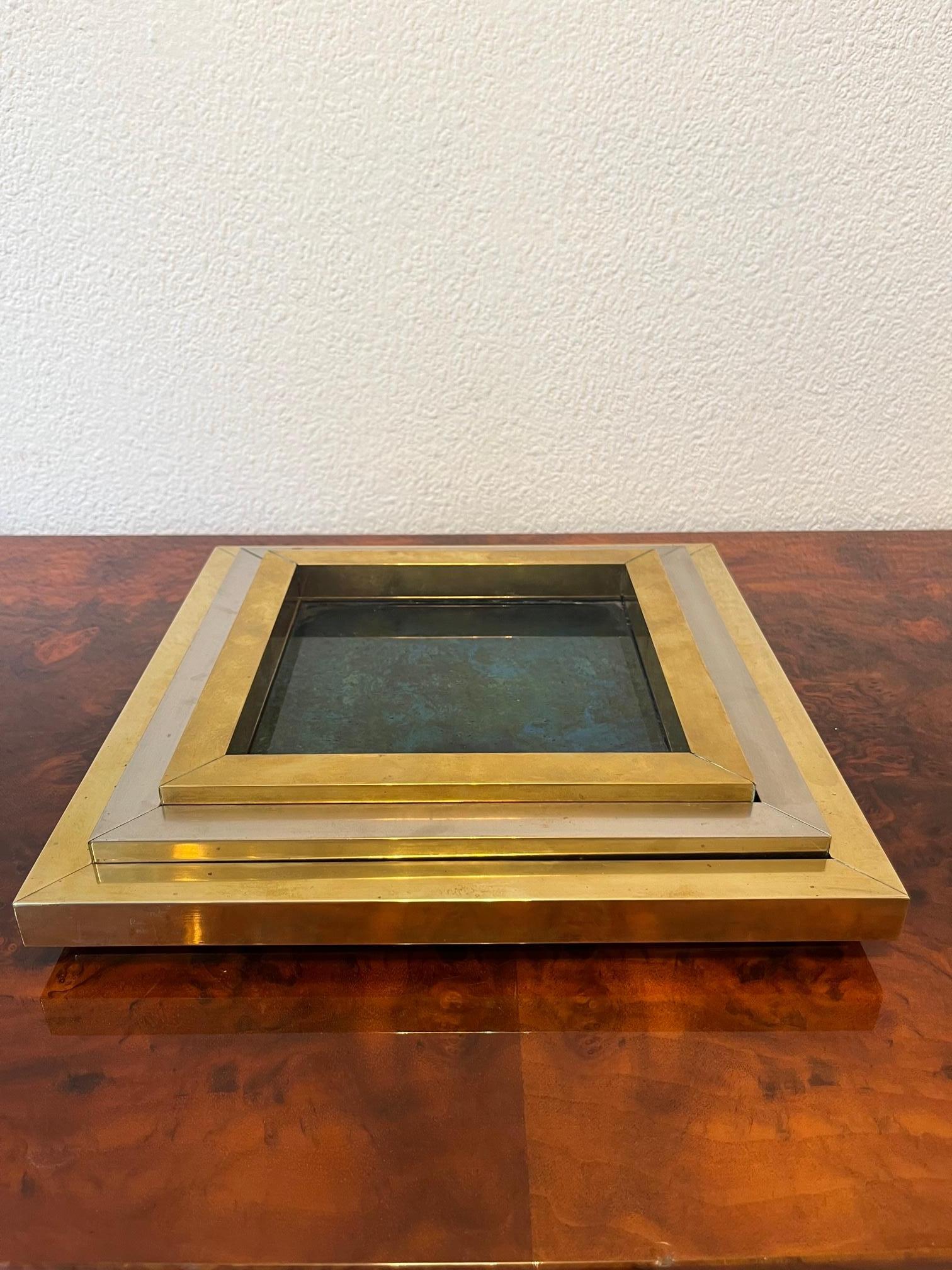 Decorative set of 3 stacking trays in chrome, brass and decorative colored glass.
Signed. 
30 x 30 x 6 cm