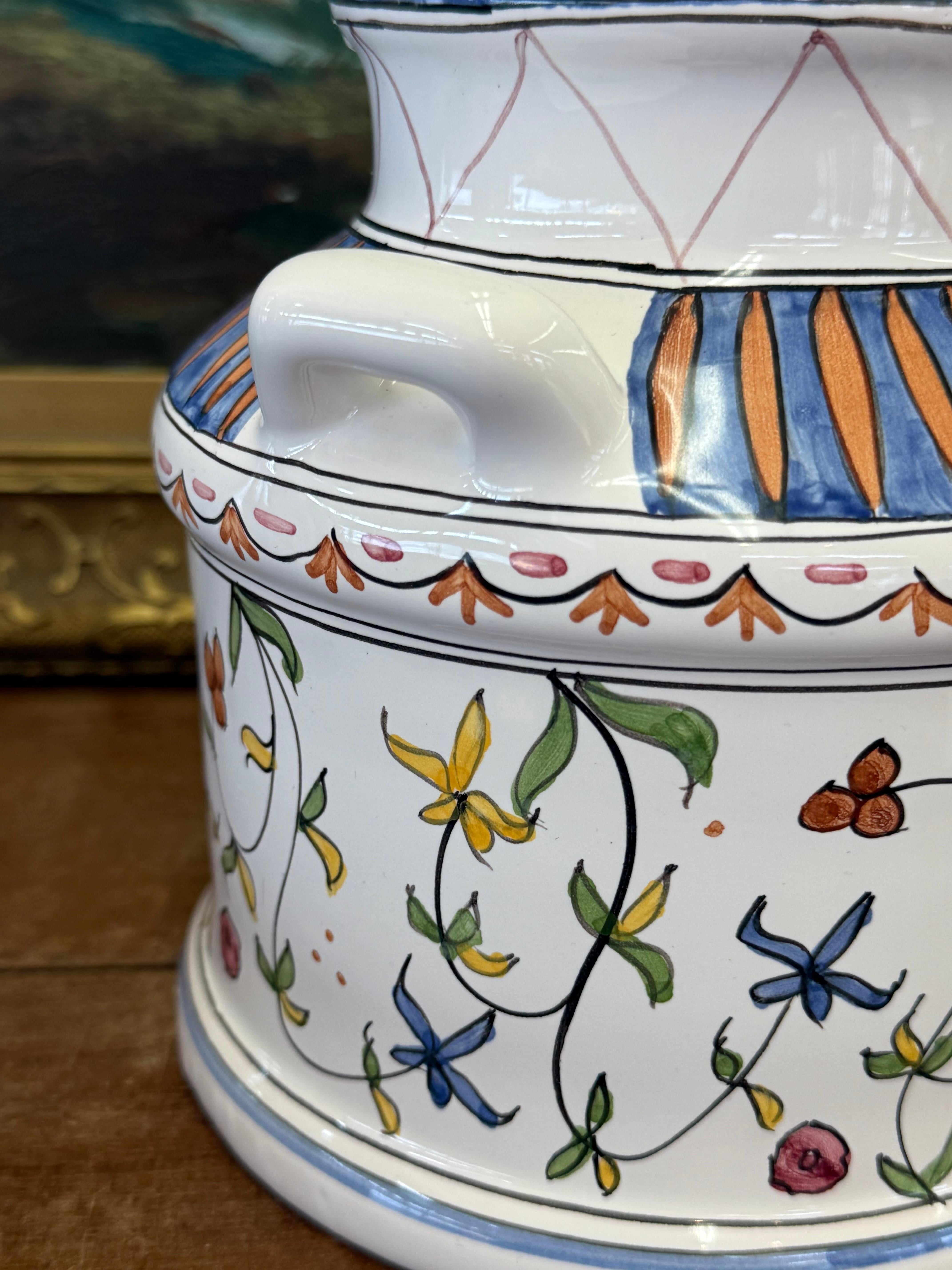 Mid-Century moderno vaso floreale in ceramica d'epoca firmato brasiliano in stile popolare in vendita