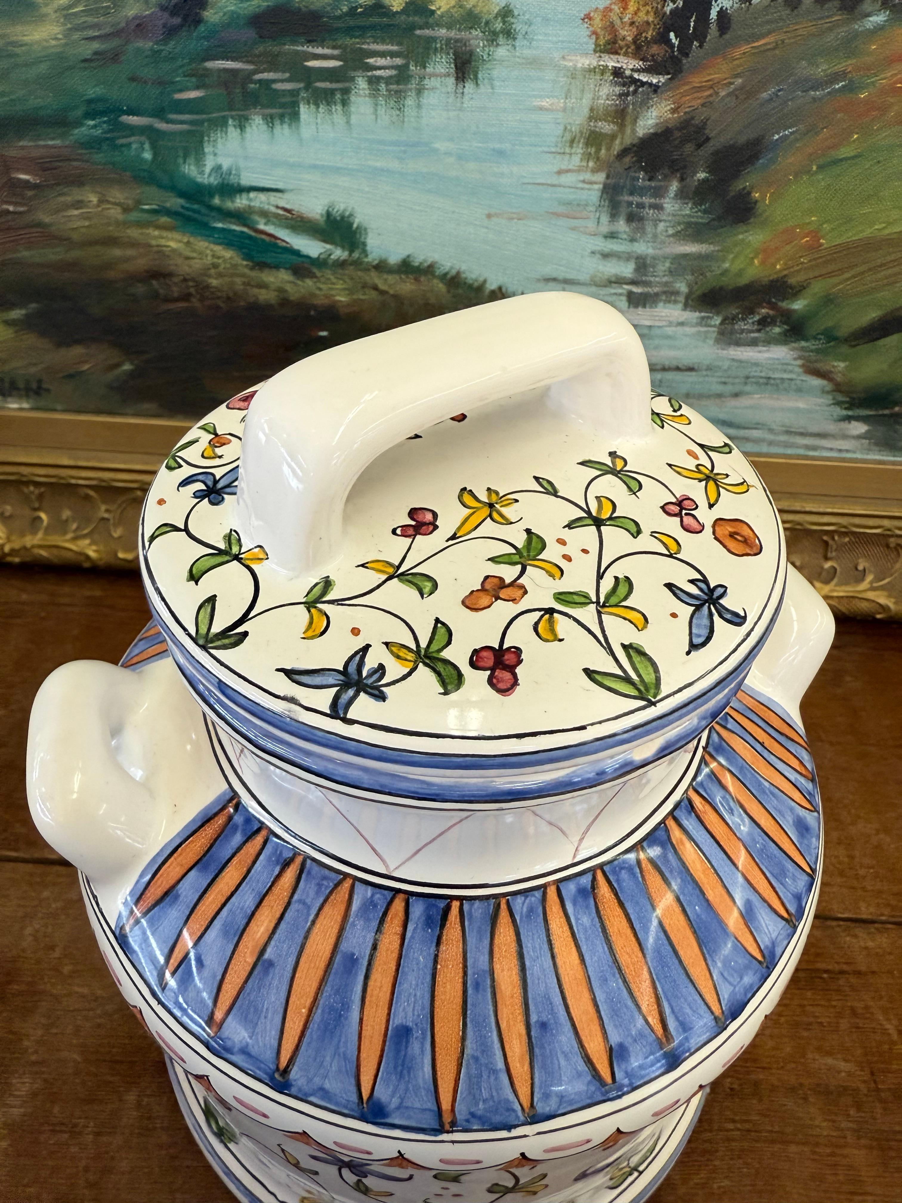 Fine XX secolo vaso floreale in ceramica d'epoca firmato brasiliano in stile popolare in vendita