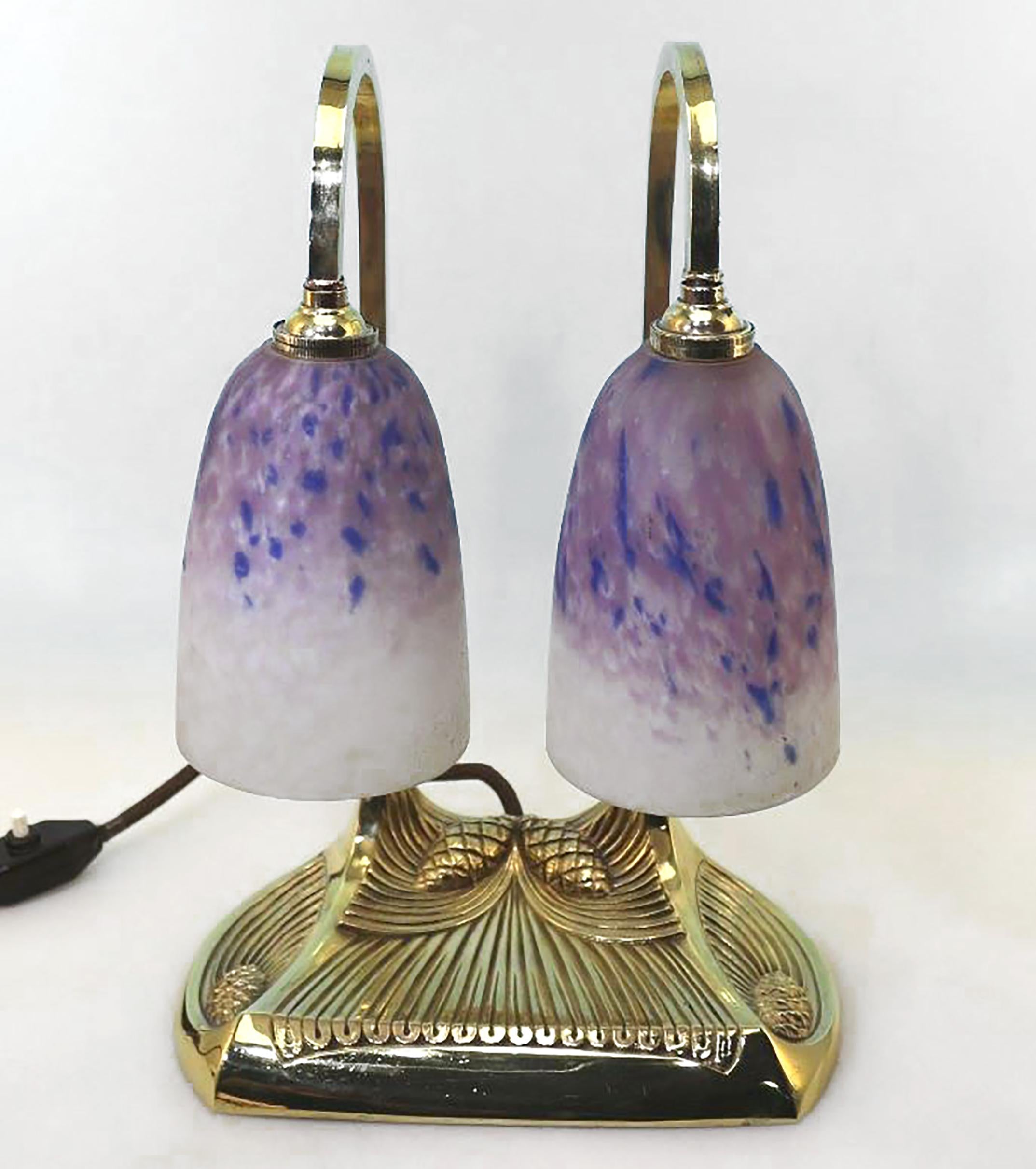 Signed bronze polished double lamp Schneider Pâte de verre glass, signed (Robert) BOUSQUET (1894-1917)

Lamp in the cone design, shades made of pâte de verre glass, signed on the side with an etching stamp, 