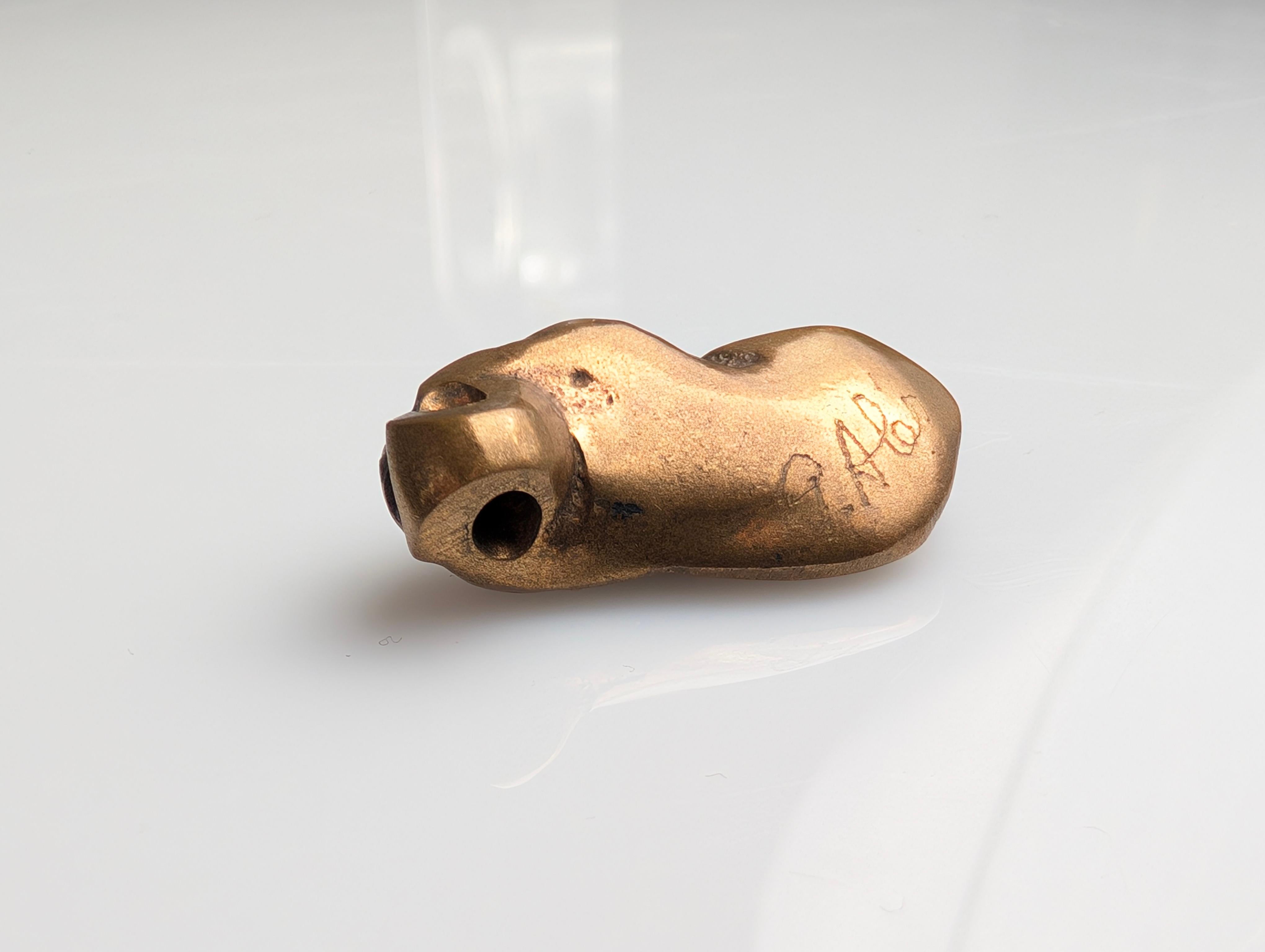 This extraordinary brutalist pendant, crafted in bronze, encapsulates the artistic spirit of the 1970s. With an organic and abstract design, the piece reflects a unique sculptural aesthetic that invites contemplation. The rough yet fluid details