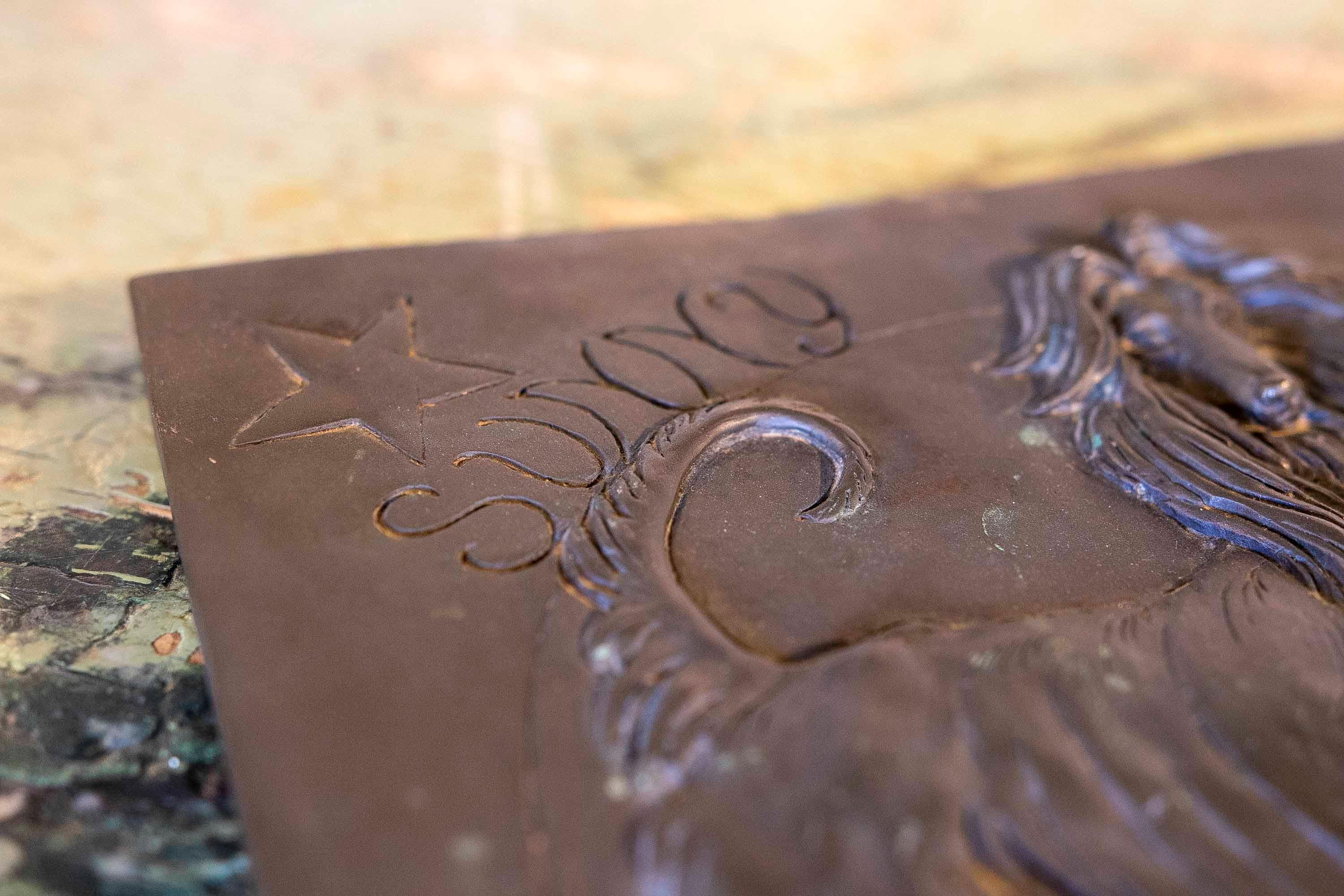 Signierte Bronze-Gedenkplakette mit Bild eines Hundes und der Aufschrift „Sunny“ darauf  im Angebot 7