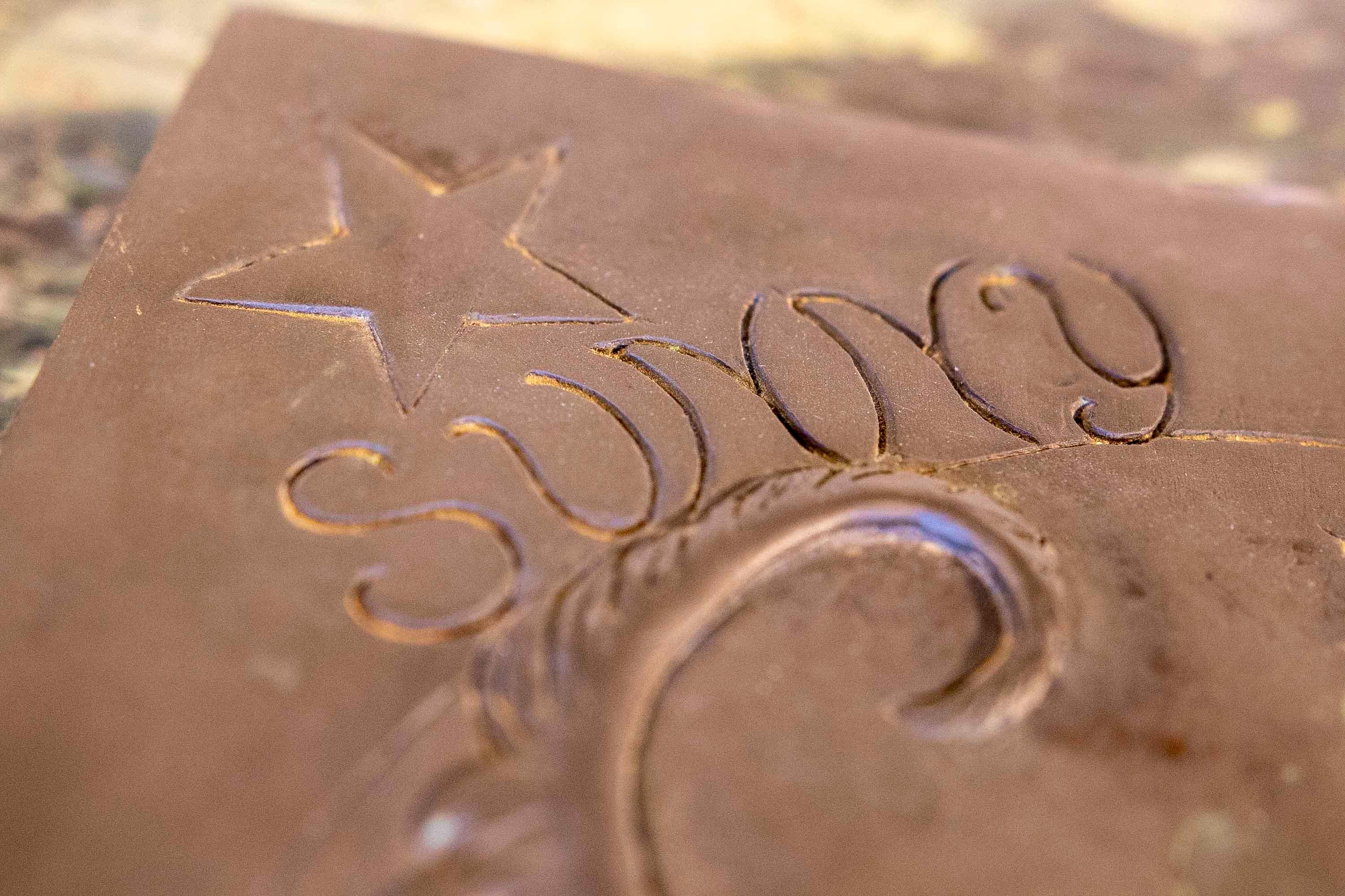 Signierte Bronze-Gedenkplakette mit Bild eines Hundes und der Aufschrift „Sunny“ darauf  im Angebot 12