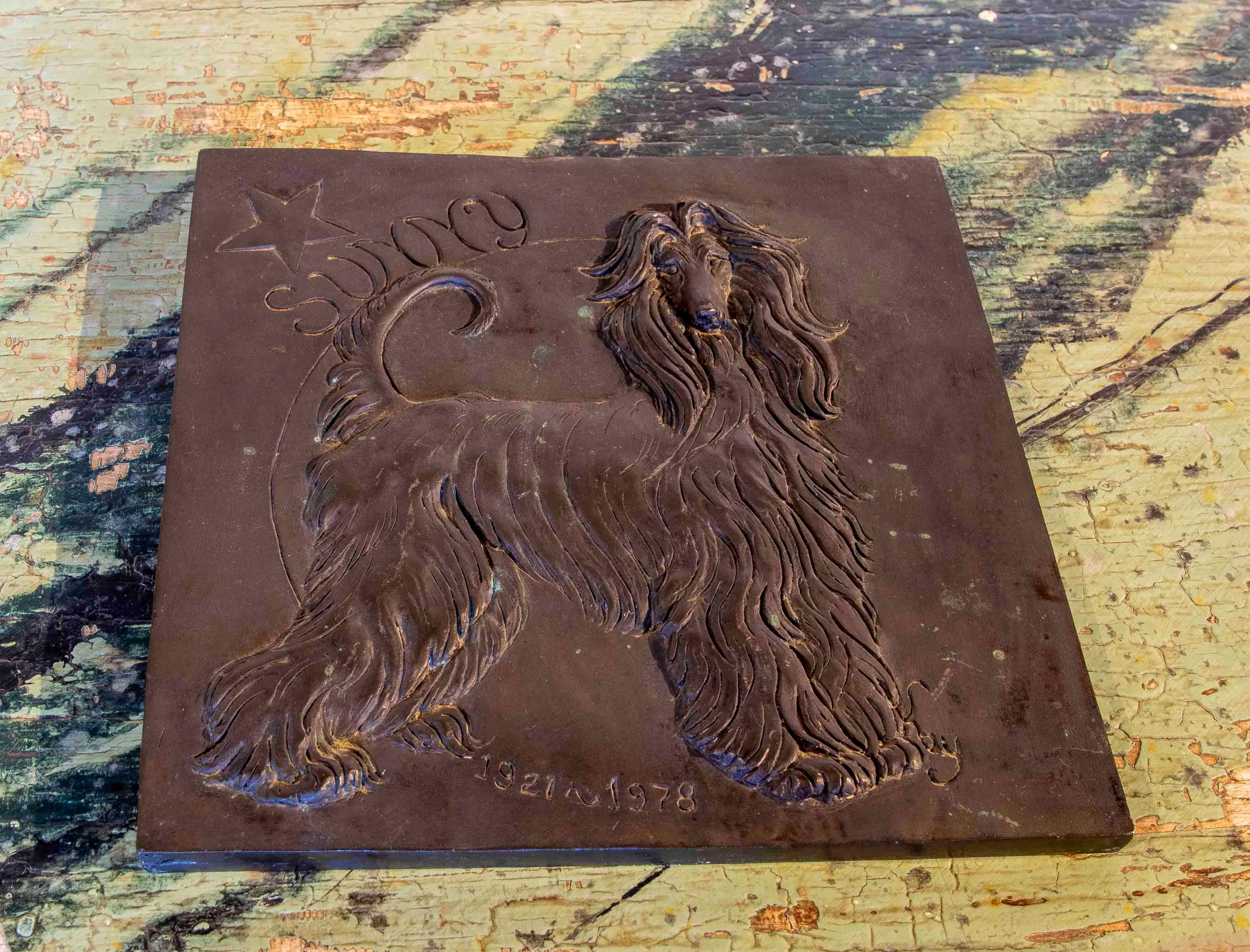 Signierte Bronze-Gedenkplakette mit Bild eines Hundes und der Aufschrift „Sunny“ darauf  im Zustand „Gut“ im Angebot in Marbella, ES