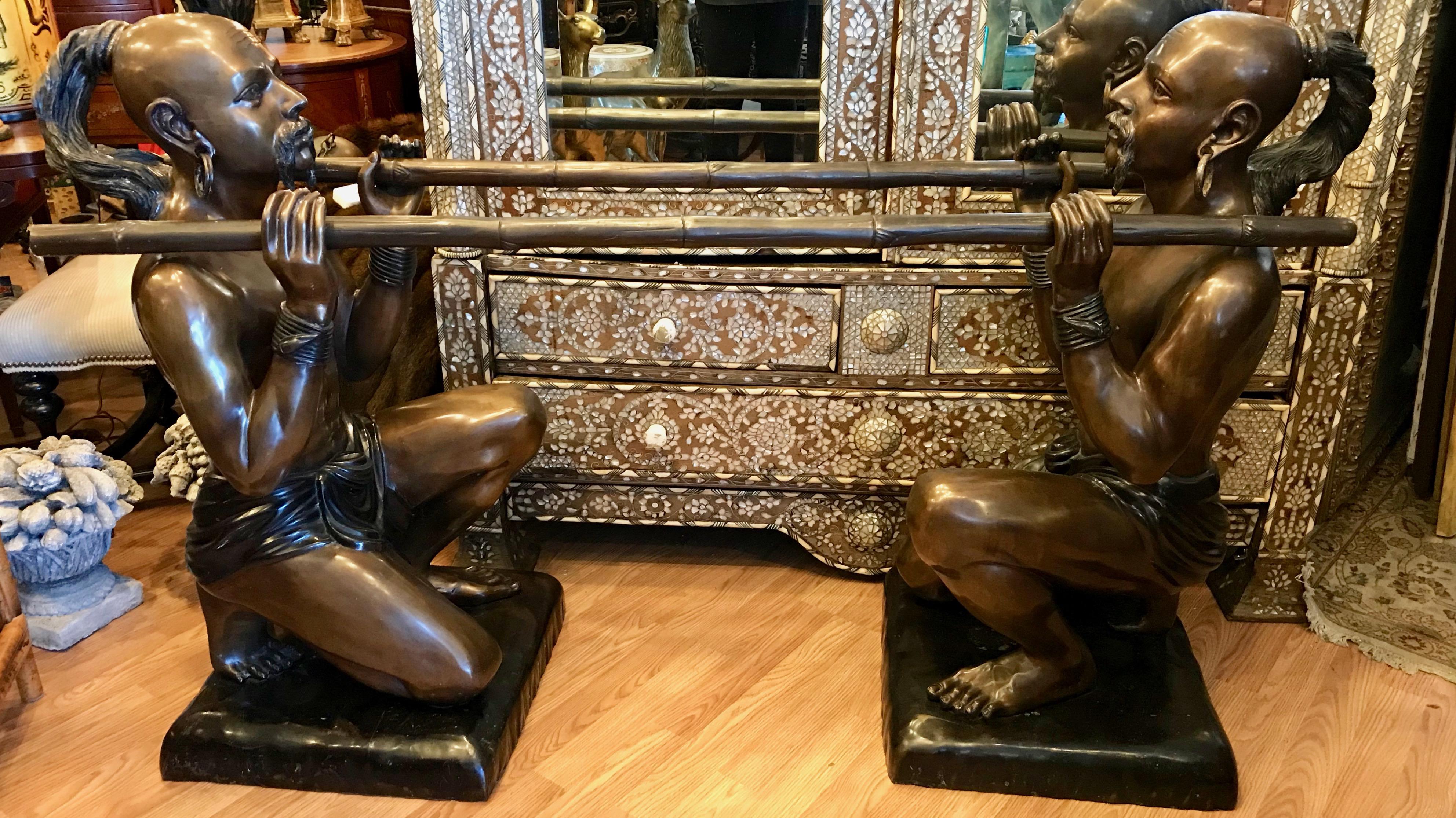 Asiatique Console / table de canapé en bronze signée soutenue par des figures grandeur nature de Tatars en vente