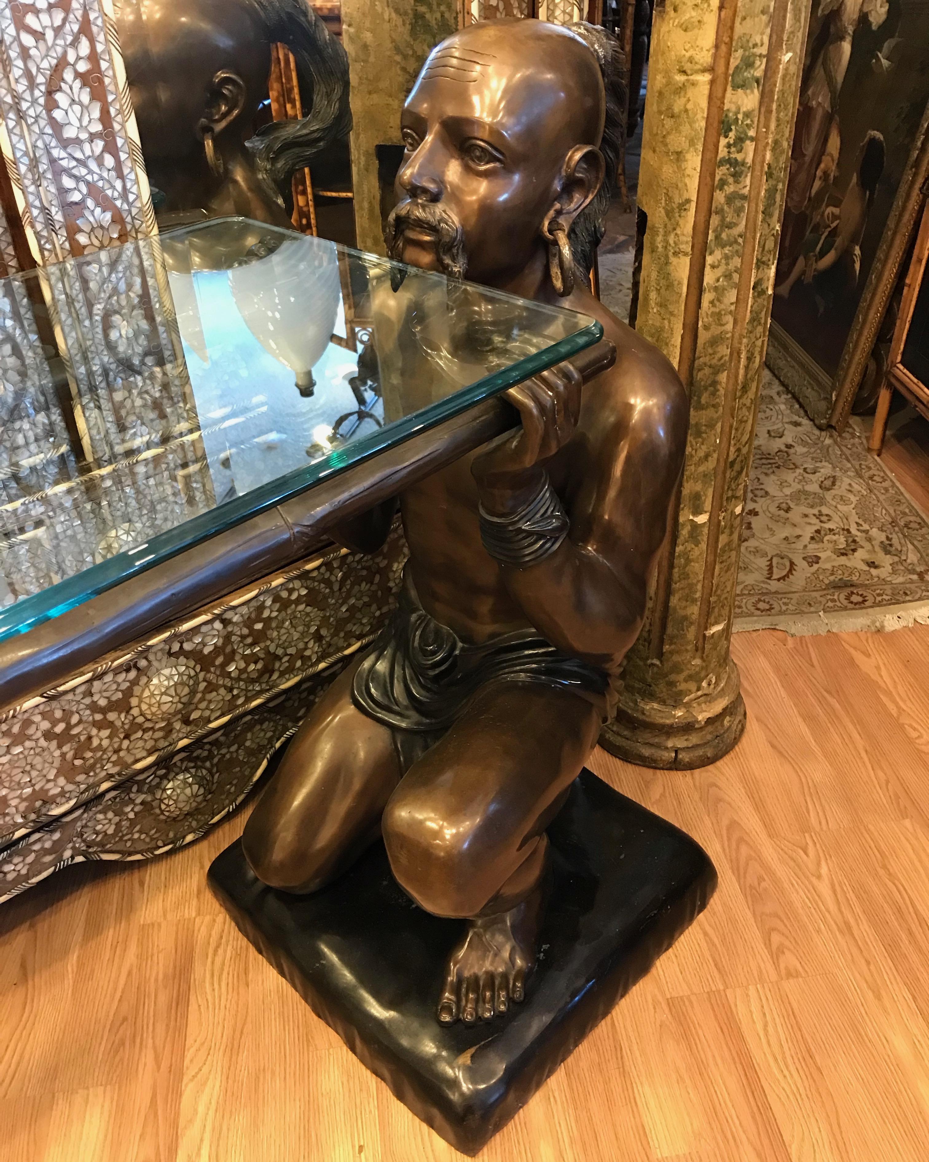 Milieu du XXe siècle Console / table de canapé en bronze signée soutenue par des figures grandeur nature de Tatars en vente