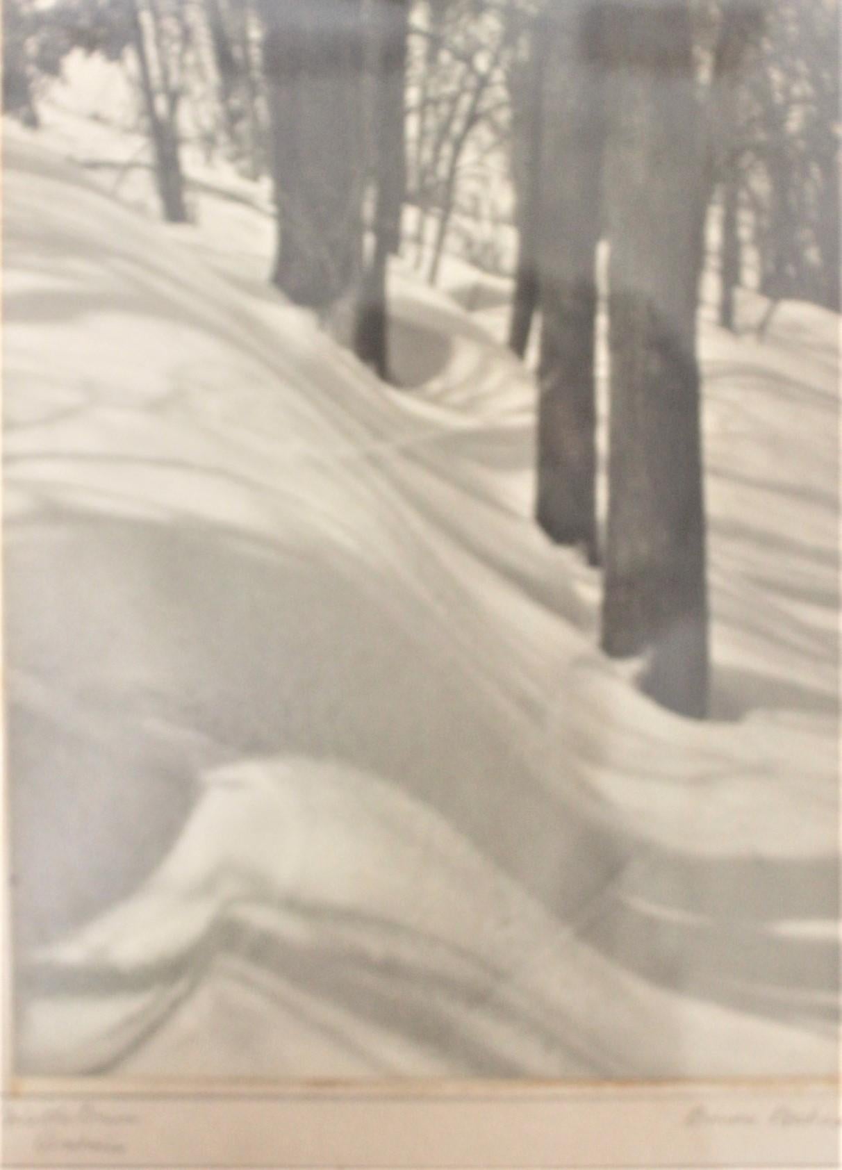 Diese gerahmte Schwarz-Weiß-Fotografie wurde von dem bekannten kanadischen Fotografen Bruce Metcalfe um 1930 im Art-déco-Stil aufgenommen. Bruce Metcalfe ist bekannt für seine Fähigkeit, das Zusammenspiel von Licht und Schatten in seinen Werken