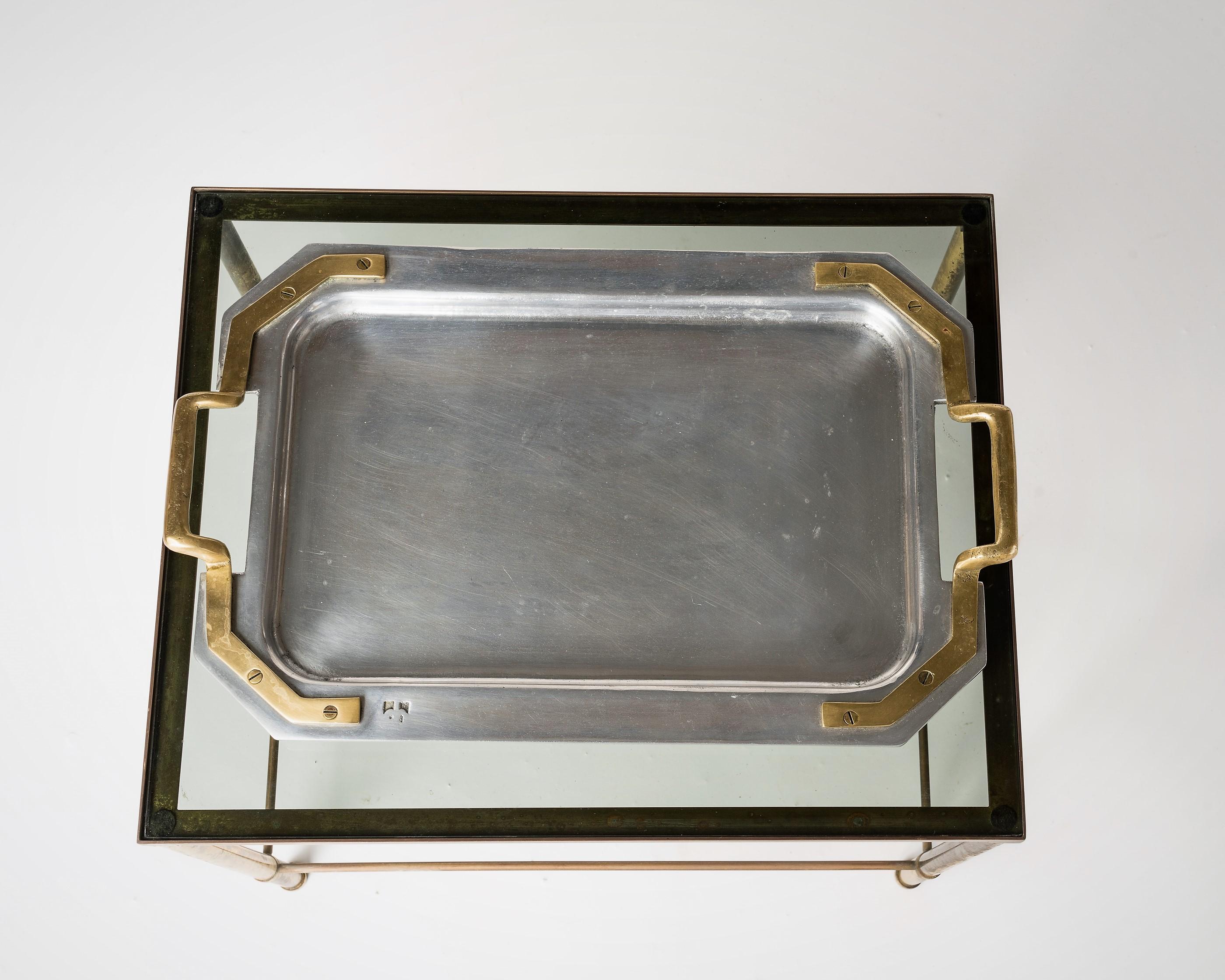 One of kind brutalist tray by David Marshall. Signed on the back. Also features a David Marshall seal on one of the corners ; Beautiful riveted bronze handles details. Peccary back.
In good vintage condition.
This item will ship from France and can