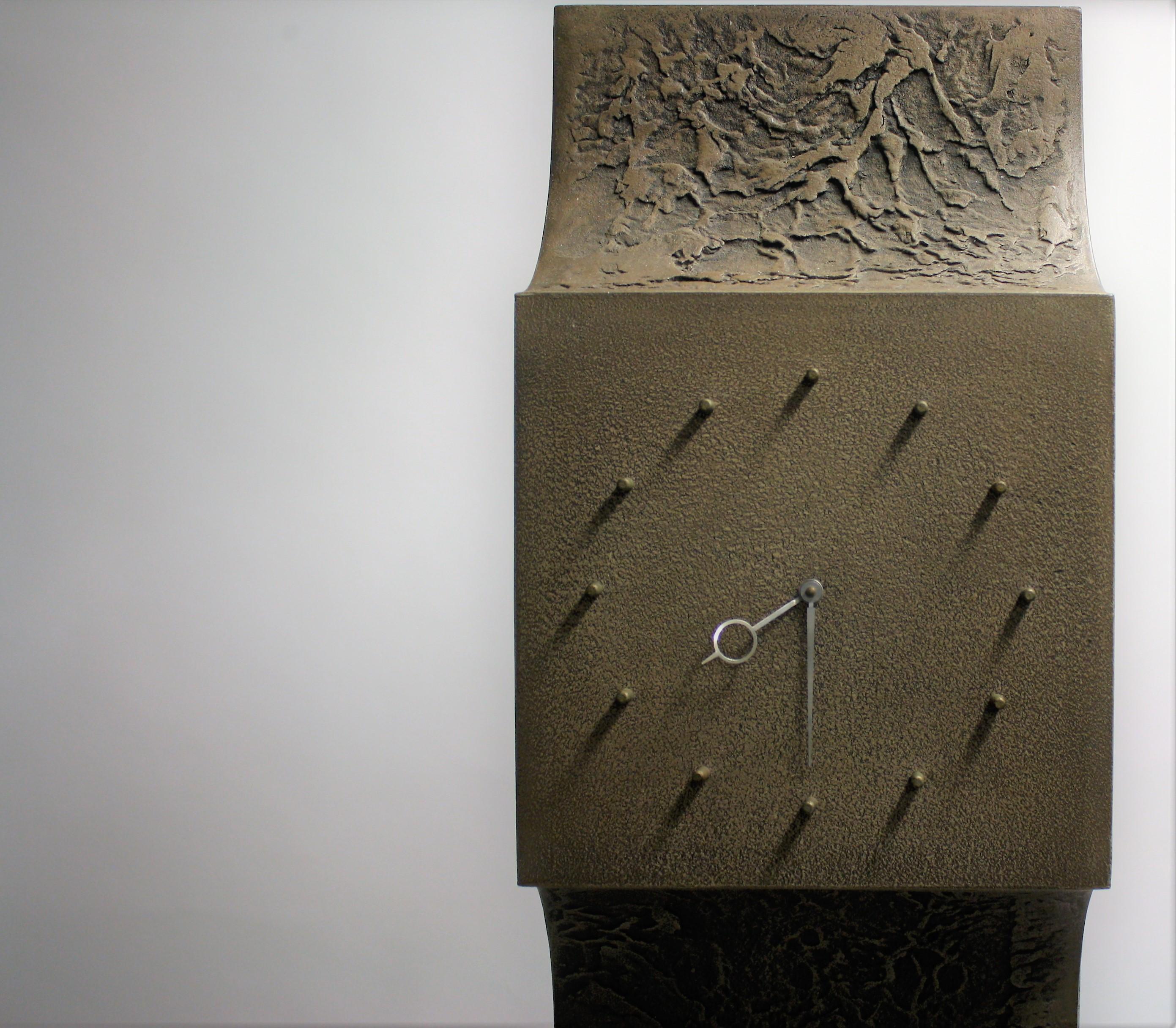 Signed Brutalist Standing Clock, 1970s (Ende des 20. Jahrhunderts)