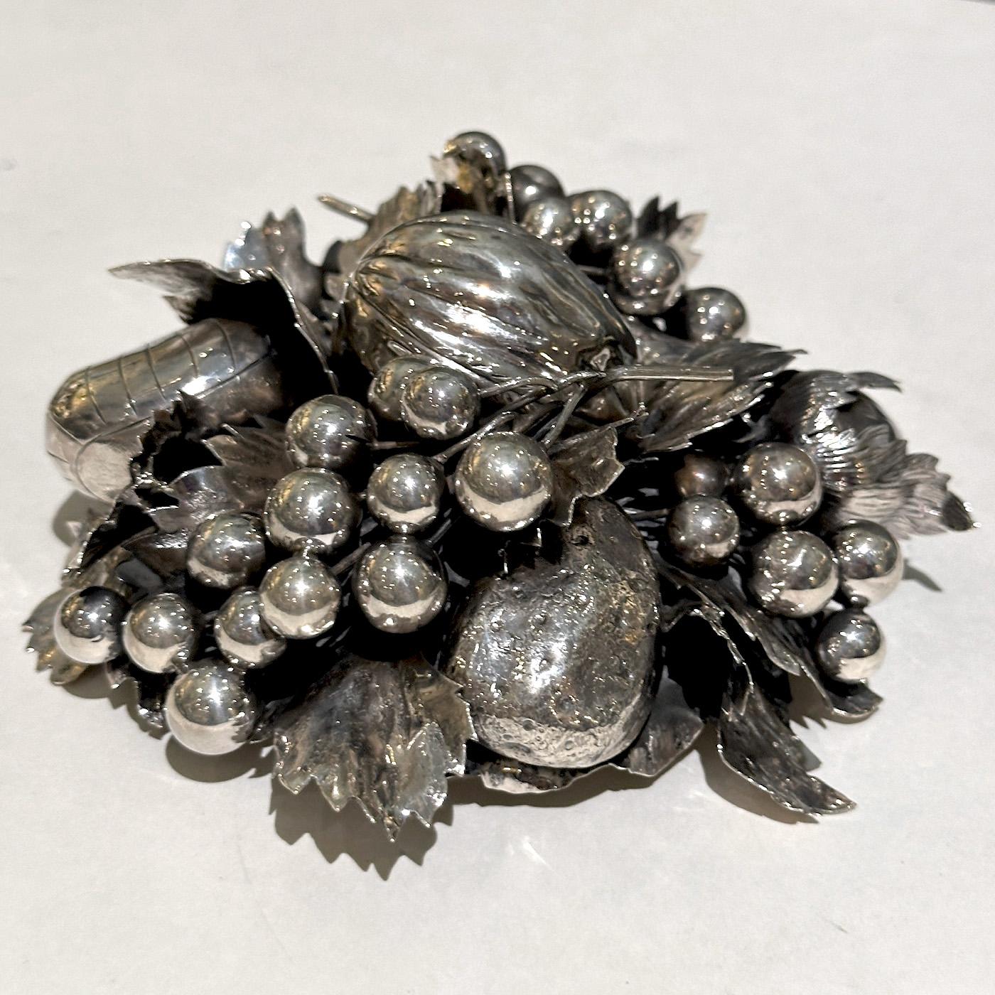 Adorno de mesa cesta de frutas firmado Buccellati, plata de ley 925 en Bueno estado para la venta en Paris, FR