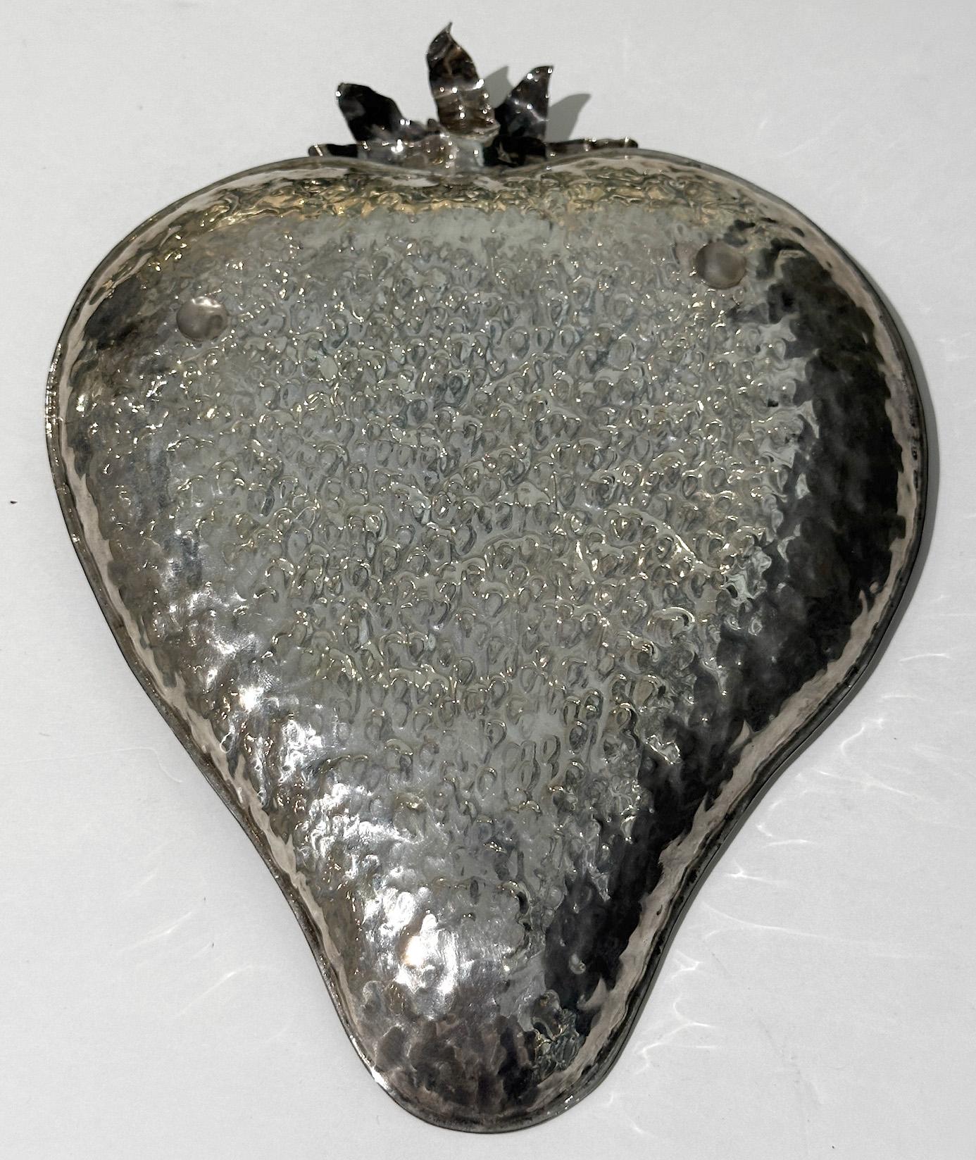 Signed Buccellati strawberry dish, sterling silver 925 In Good Condition For Sale In Paris, FR