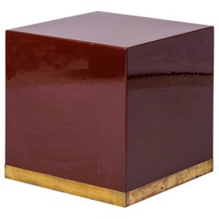 Table d'appoint en laque bourgogne et laiton signée Jean Claude Mahey, France, années 1970