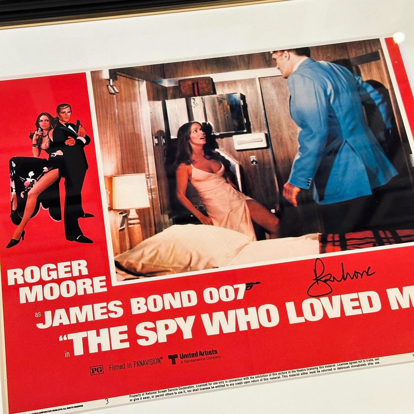 Signiert von Roger Moore / Der Spion, der mich liebte (1977) - FRAMED
US-Lobby-Karte (11 x 14 Zoll)

Original US-Lobbykarte Nr. 3

Diese Lobby Card aus dem Jahr 1977 ist von dem verstorbenen Sir Roger Moore signiert!

Lobbykarten, oft 11 x 14 Zoll