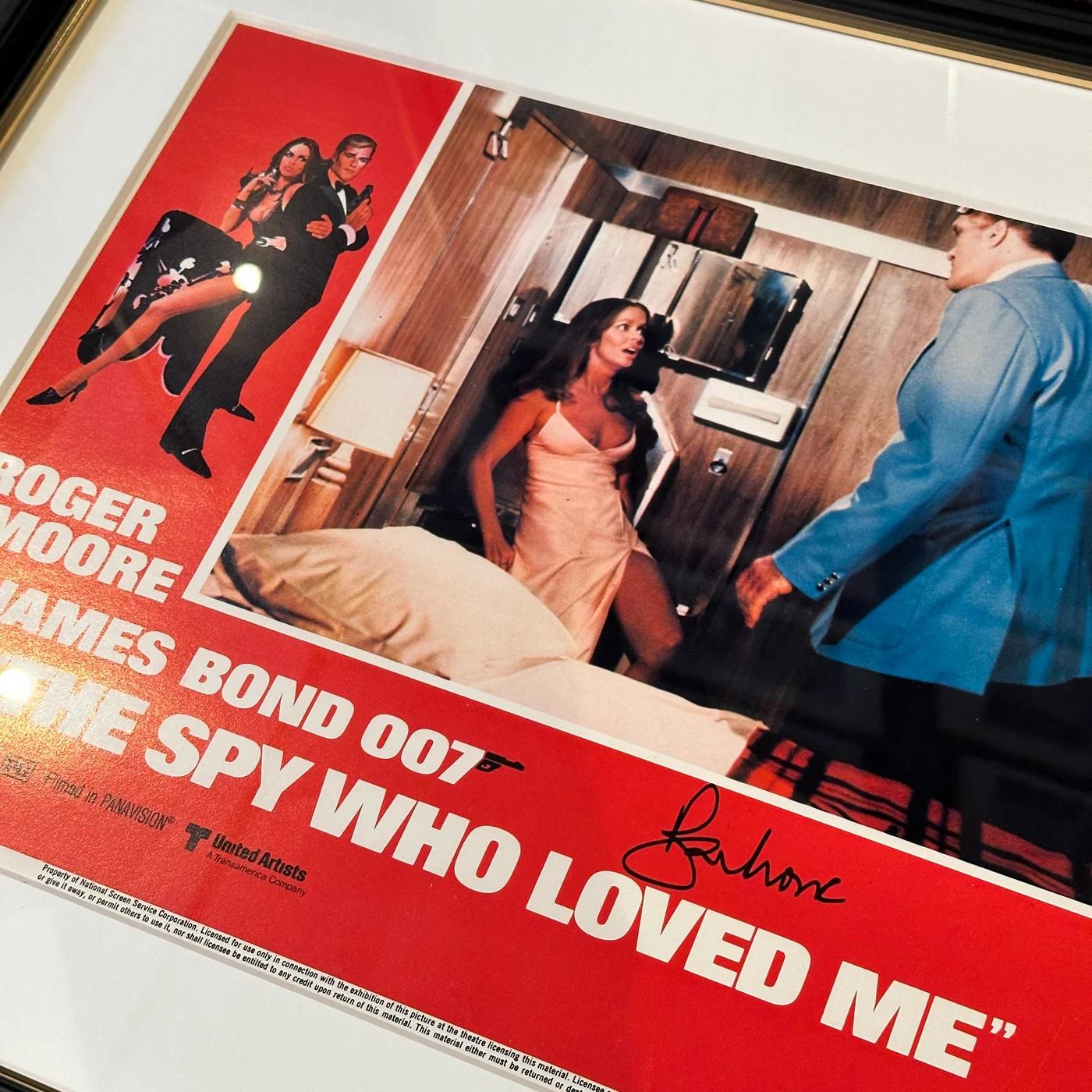 Signiert von Roger Moore / The Spy Who Loved Me (1977) im Zustand „Hervorragend“ im Angebot in London, GB