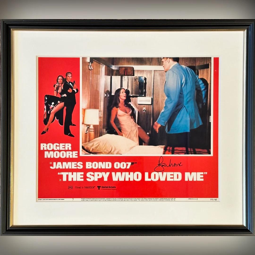 Signiert von Roger Moore / The Spy Who Loved Me (1977) (Ende des 20. Jahrhunderts) im Angebot