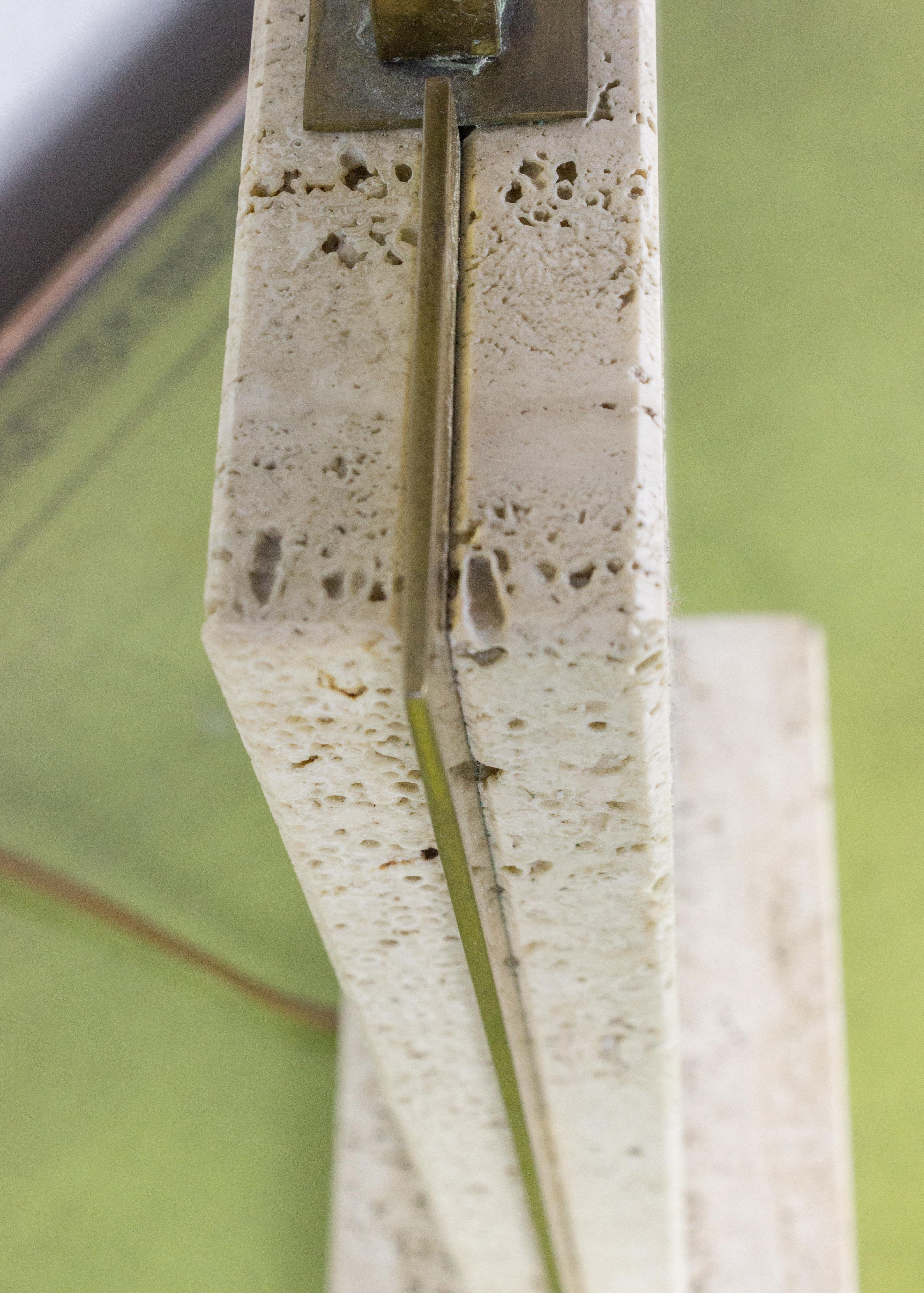 Laiton Lampe en travertin et laiton signée Camille Breesch 1970 en vente