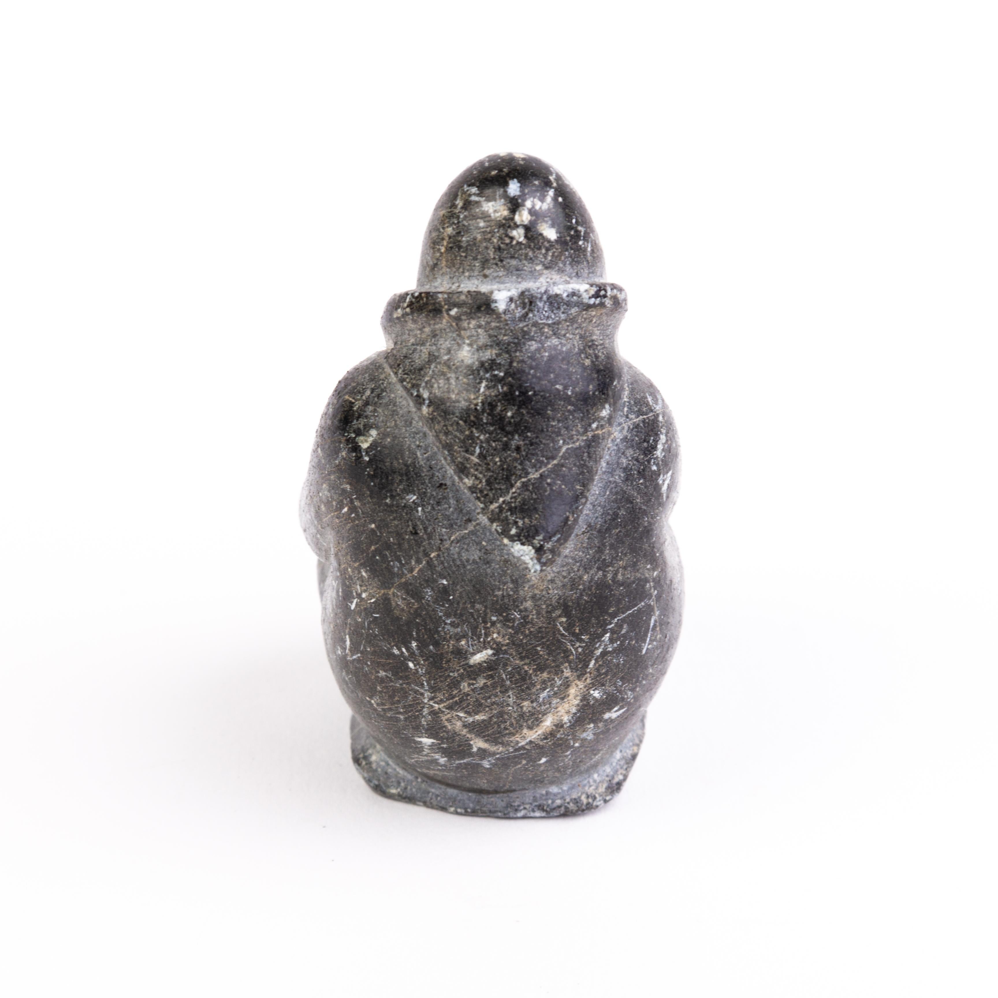 Sculpture en pierre de l'homme Inuit du Canada signée Bon état - En vente à Nottingham, GB