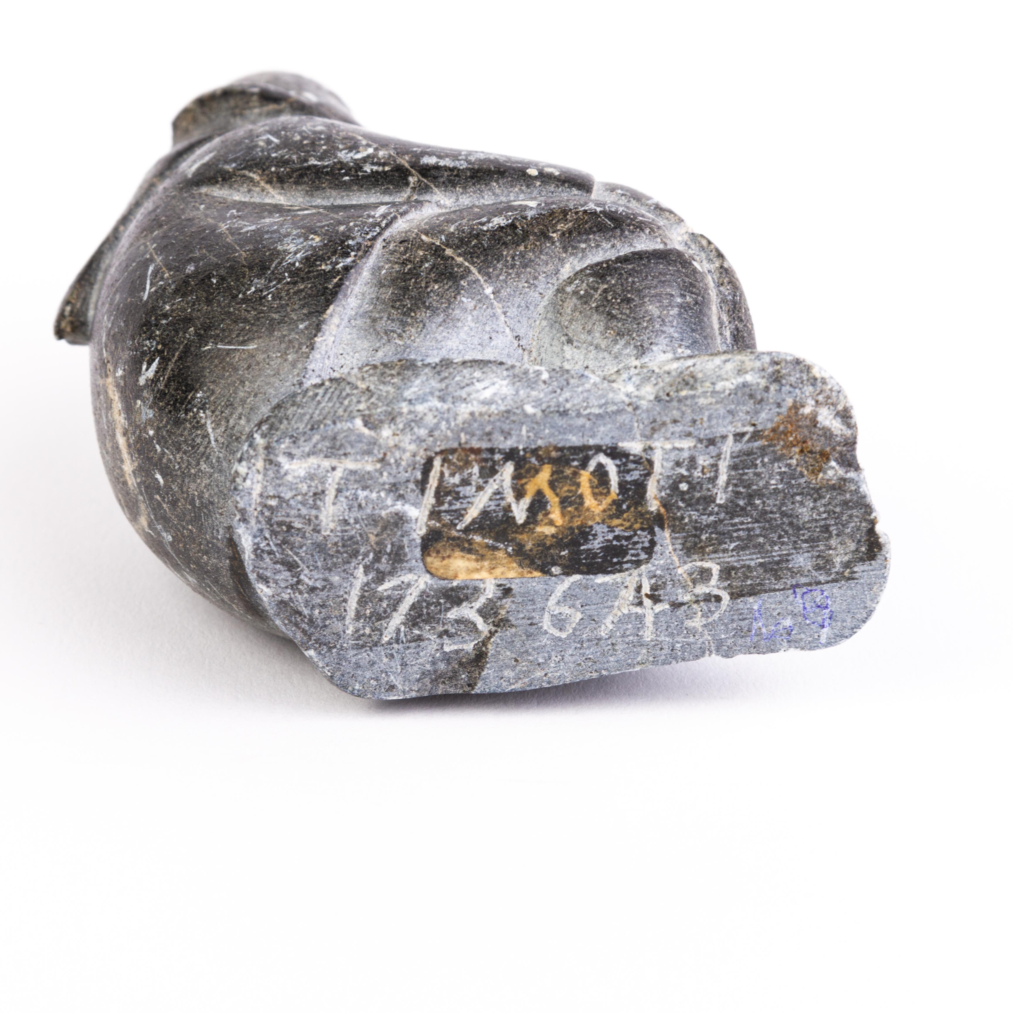 20ième siècle Sculpture en pierre de l'homme Inuit du Canada signée en vente