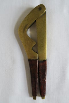 Schiaccianoci in ottone firmato da Carl Auböck con manici in pelle