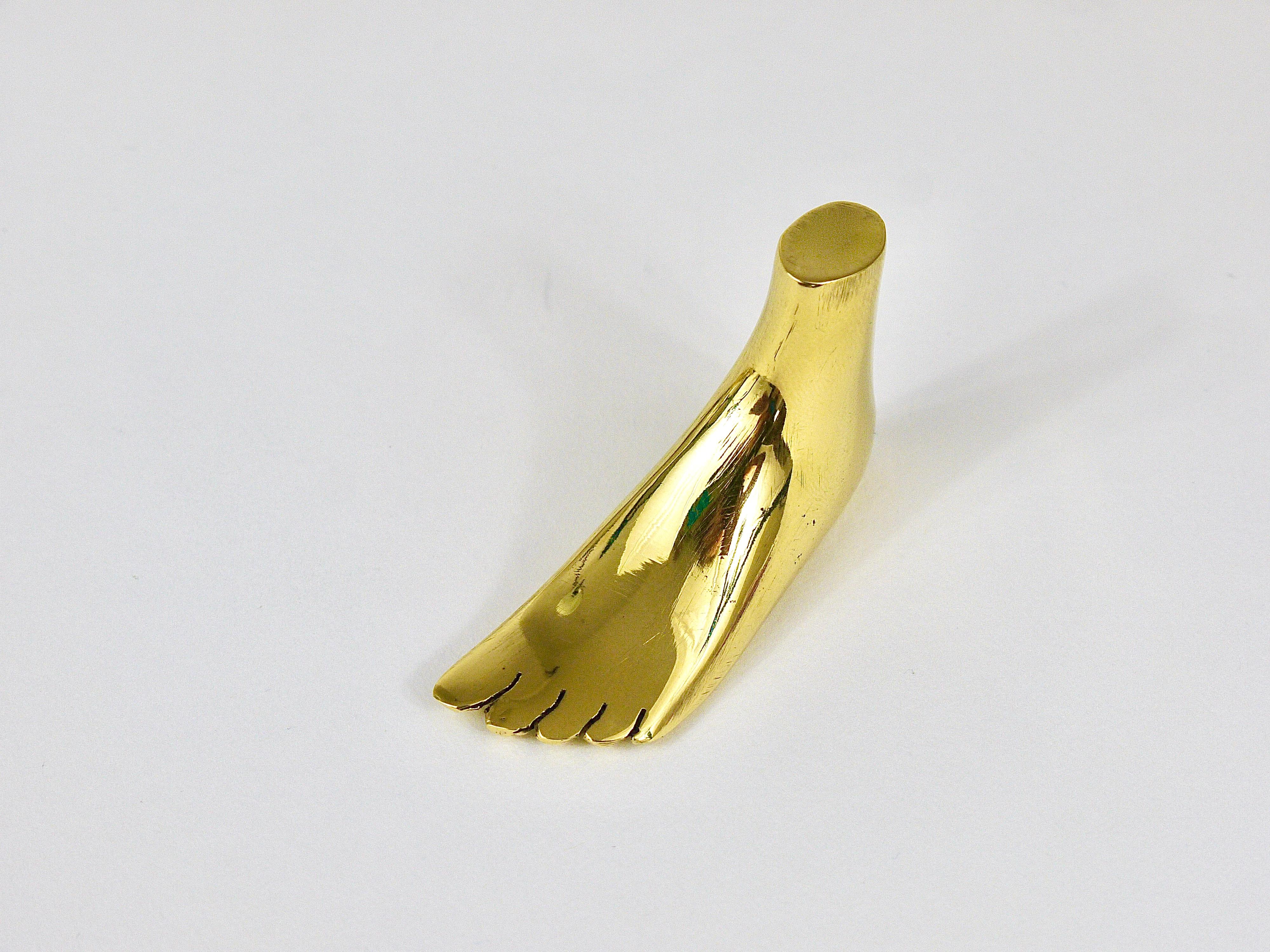 Signed Carl Auböck Midcentury Brass Foot Paperweight Handmade Sculpture In Excellent Condition For Sale In Vienna, AT