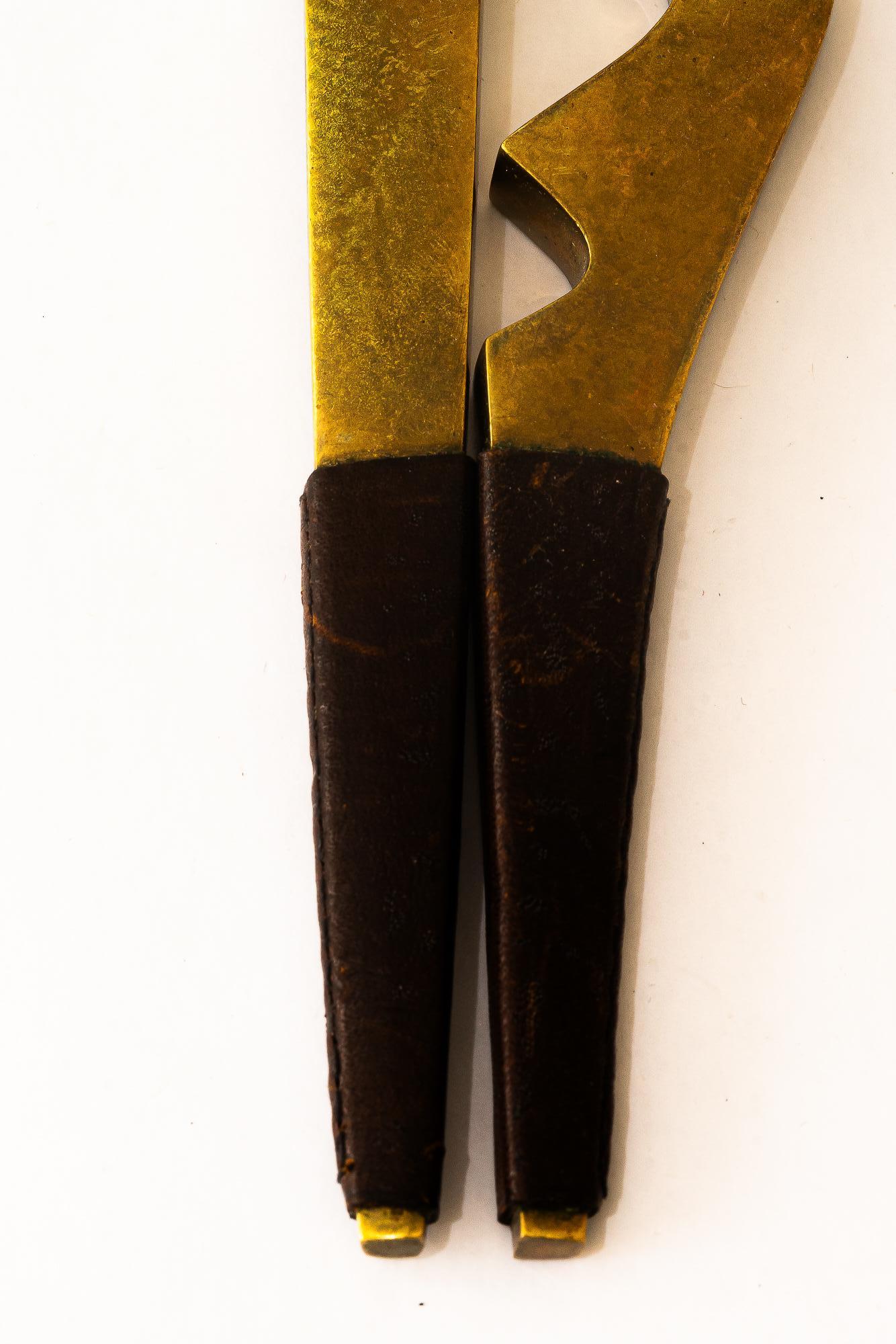 Mid-Century moderno Schiaccianoci firmato Carl Auböck con manici in pelle, anni '50 in vendita