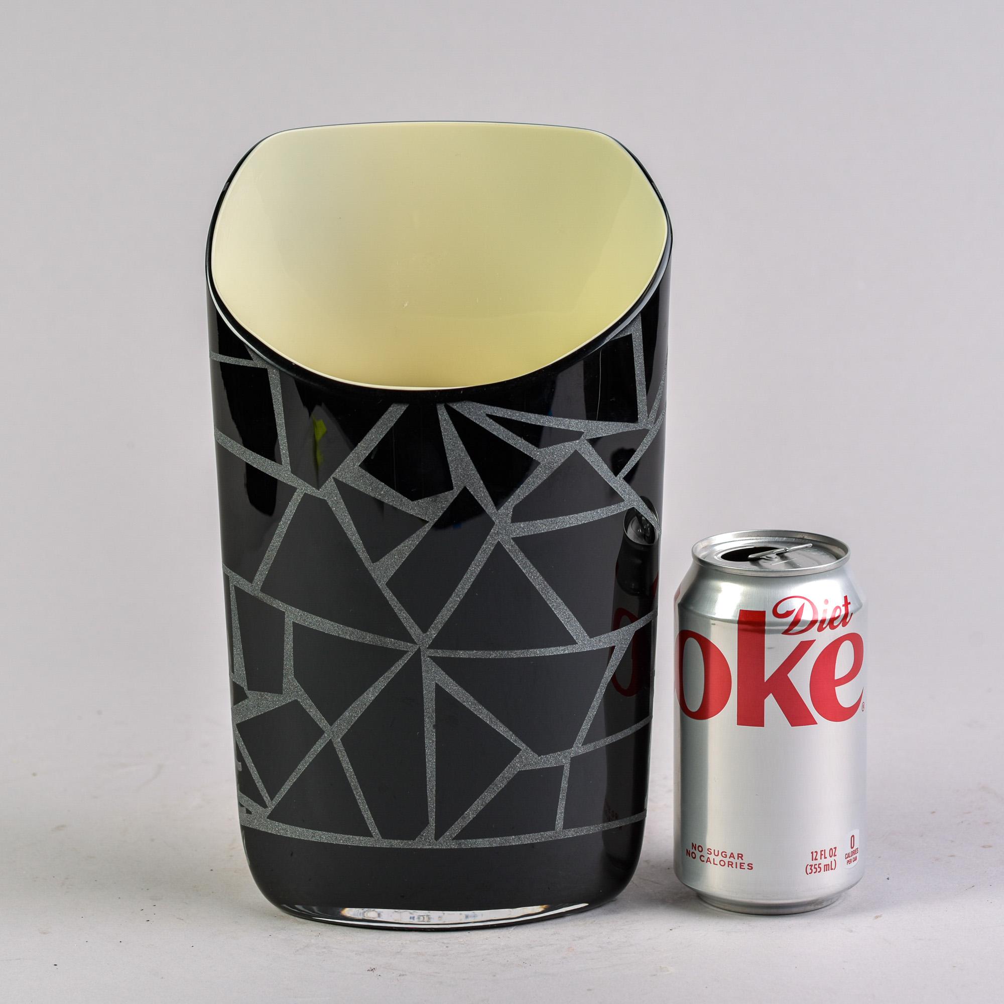 Mid-Century moderno Signed Carlo Moretti Murano Glass Black Vase with Etching + Cream Interior in vendita