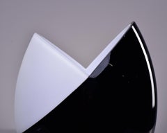 Vaso a crisalide bianco e nero in vetro di Murano firmato Carlo Nason