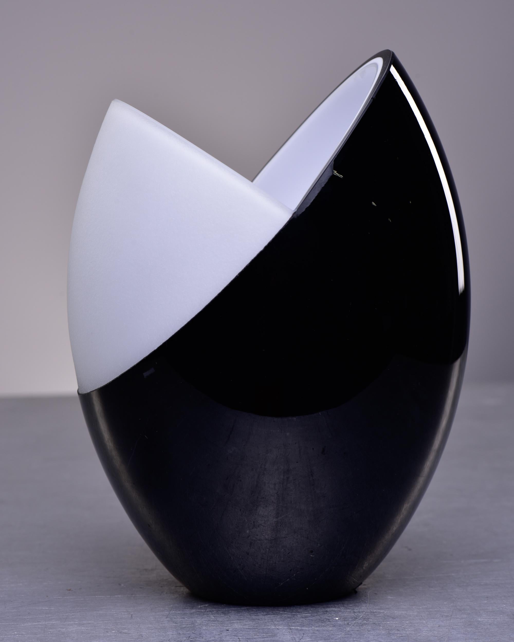Moderno Vaso a crisalide bianco e nero in vetro di Murano firmato Carlo Nason in vendita
