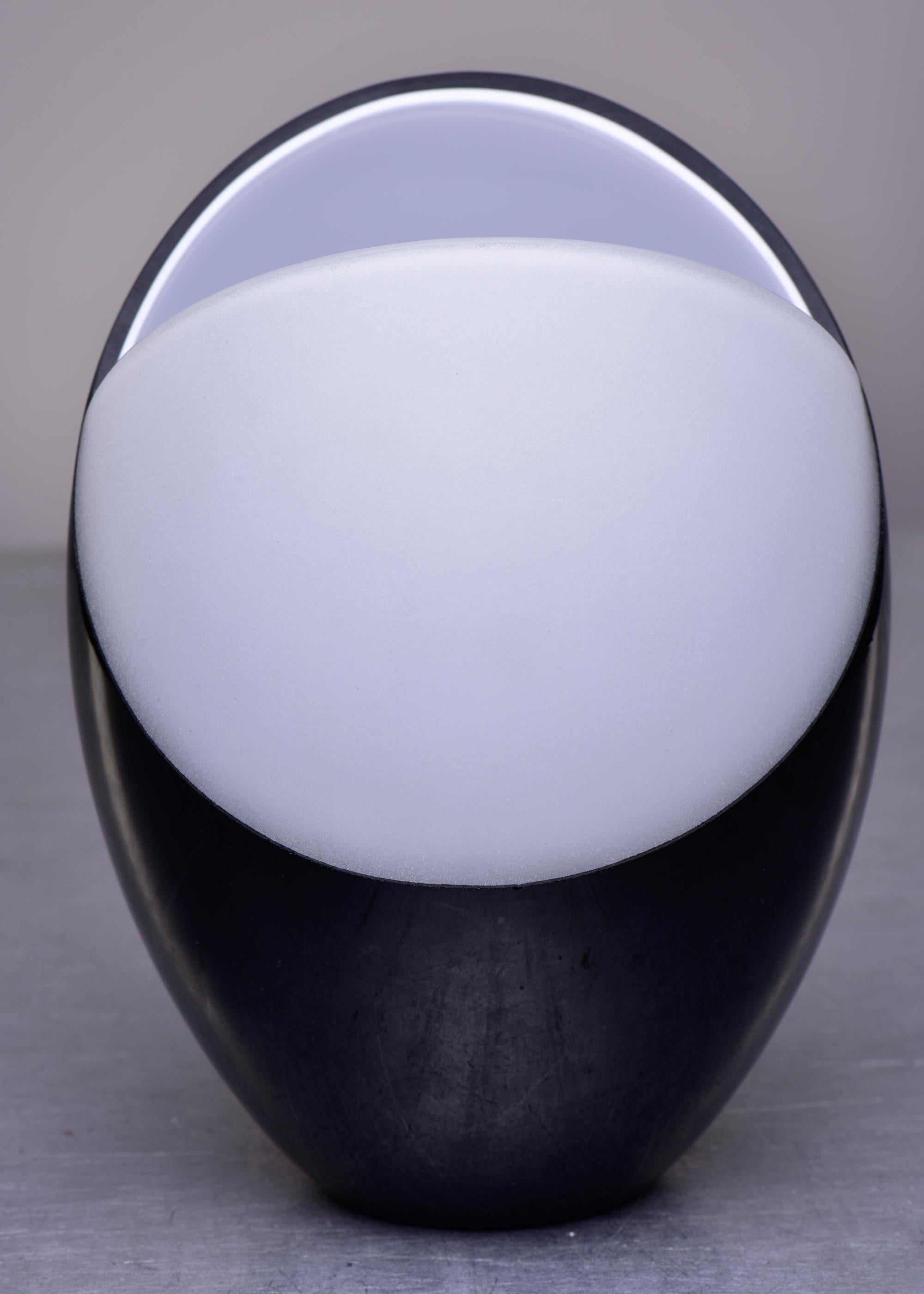 italien Vase en verre de Murano signé Carlo Nason Chrysalis noir et blanc en vente