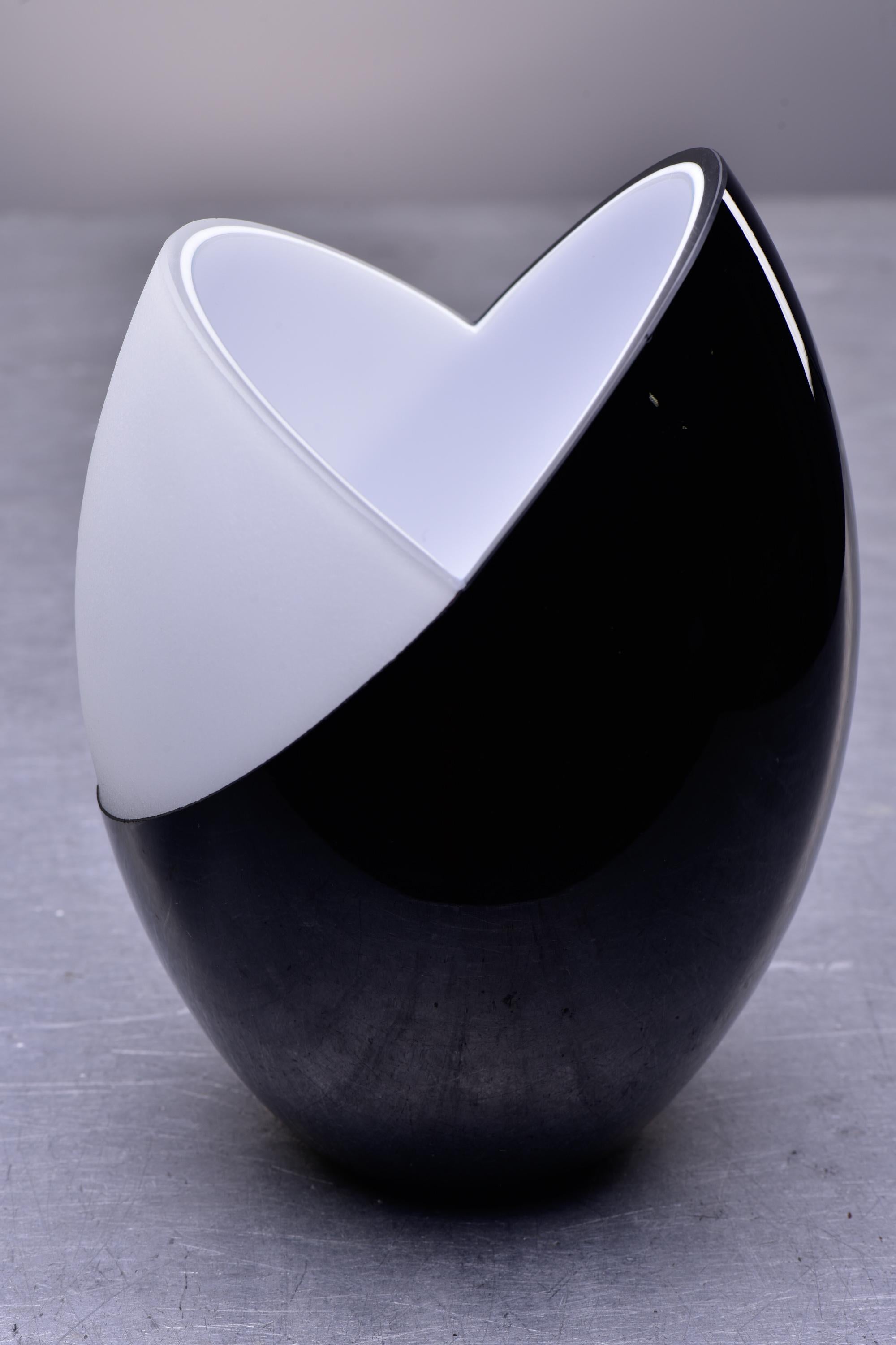 Verre de Murano Vase en verre de Murano signé Carlo Nason Chrysalis noir et blanc en vente