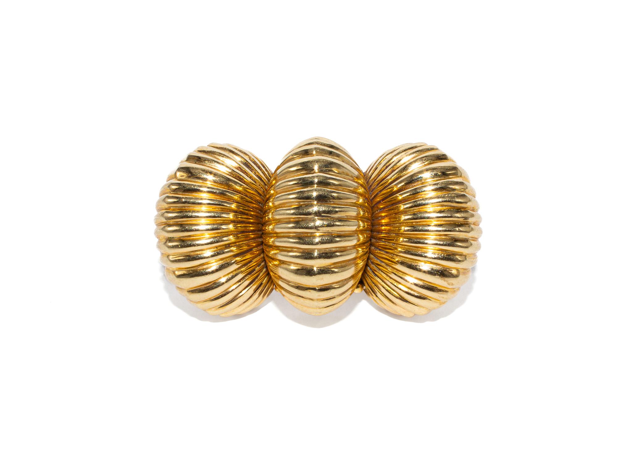 Signed Cartier 14K Gold Bombe Fluted Dome Earrings, Bracelet and Brooch Set In Excellent Condition For Sale In New York, NY