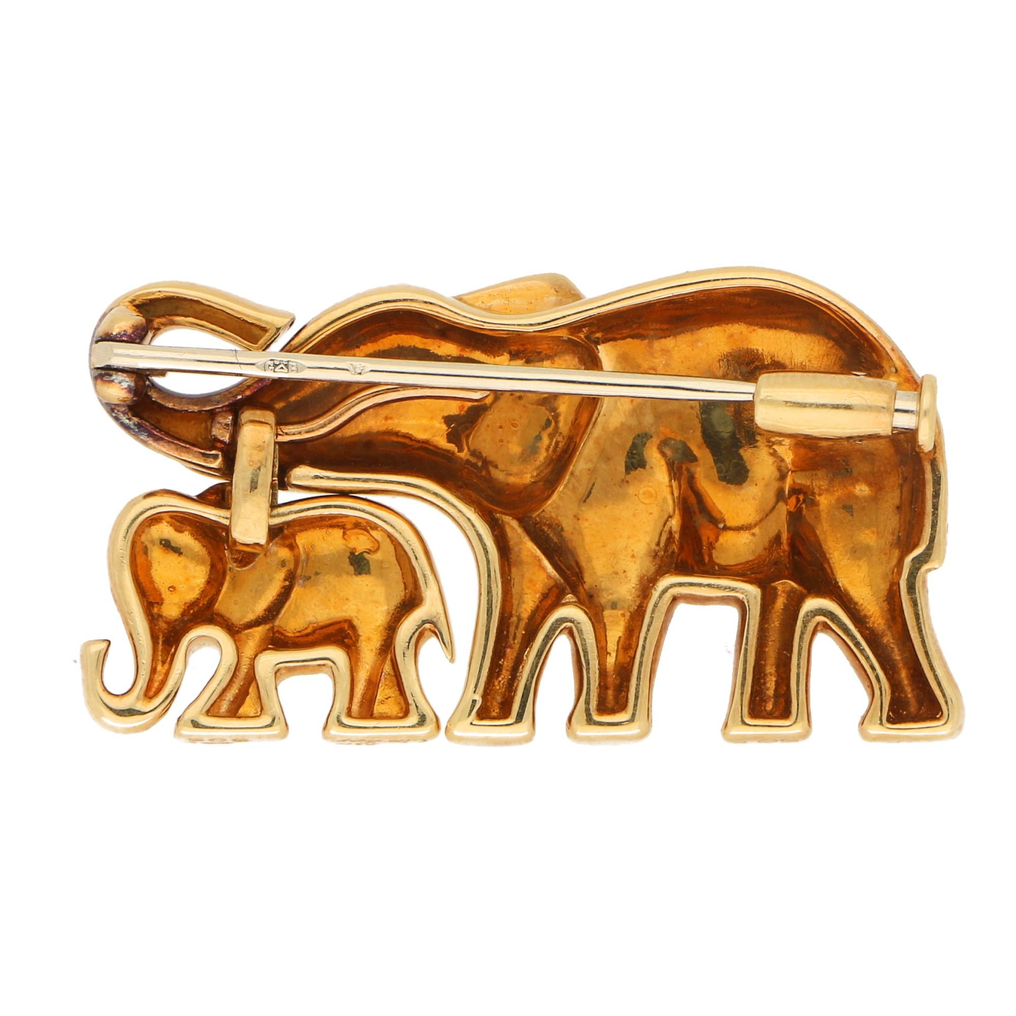 Broche / Collier pendentif éléphant et veau de Cartier en or jaune 18k Bon état à London, GB