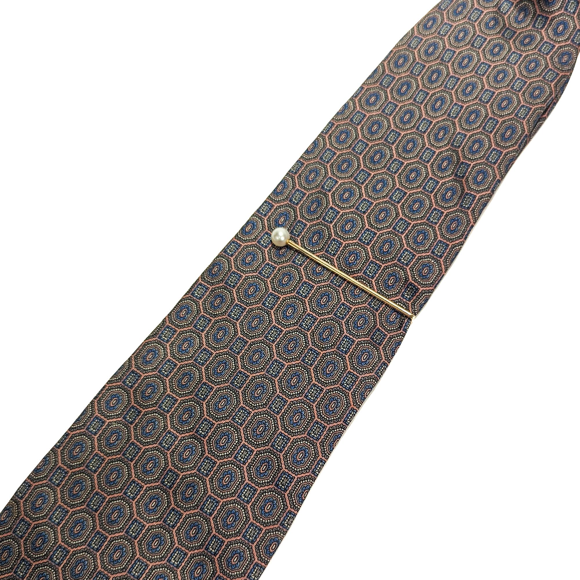 Eine schöne signierte Krawattenklammer aus der Mitte des Jahrhunderts.

Aus 14-karätigem Gold (mit einem leichten Roségoldton).

Hergestellt von Larter & Sons für Cartier. 

Sie enden mit einer runden weißen Perle.

Einfach wunderschönes Mid-Century