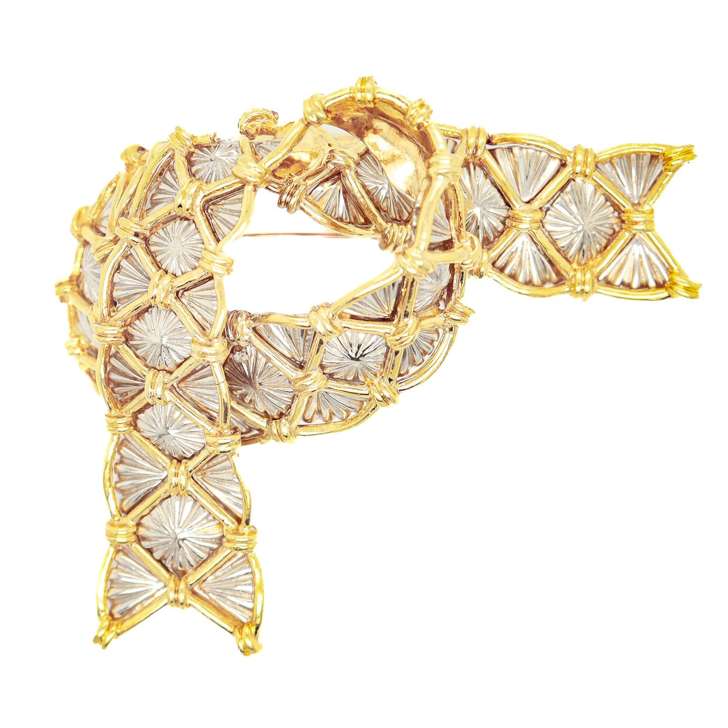 Broche de cinta bicolor de oro amarillo y blanco de 18 quilates firmado Cartier Mid-Century Modern en venta 11