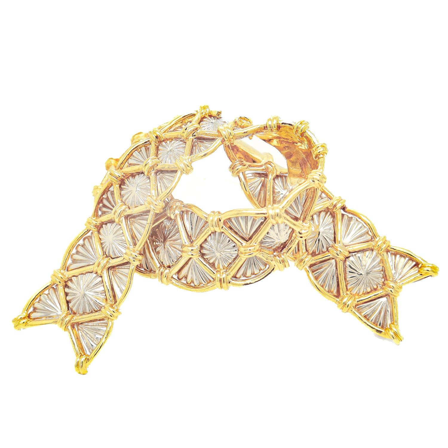 De las mujeres Broche de cinta bicolor de oro amarillo y blanco de 18 quilates firmado Cartier Mid-Century Modern en venta