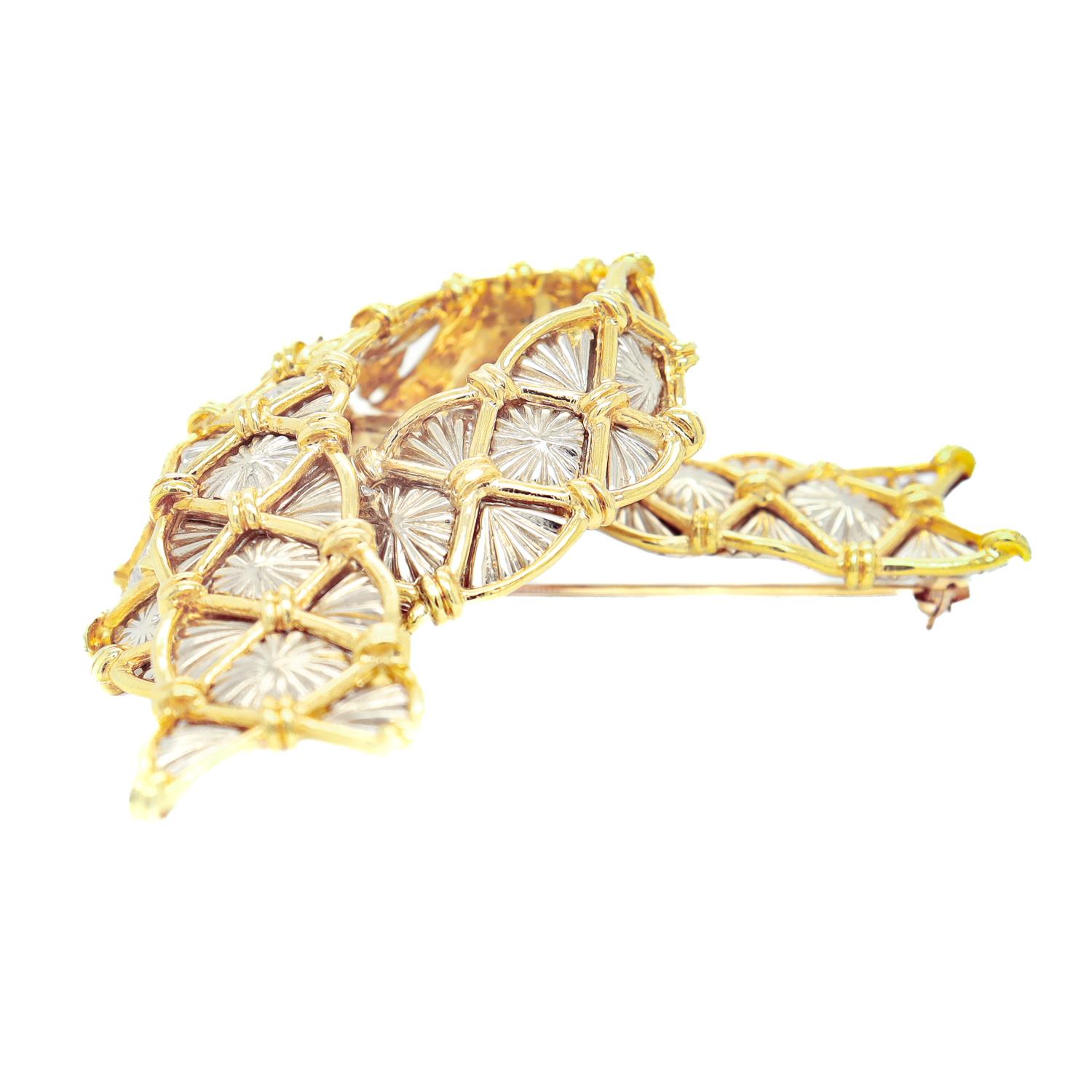 Broche de cinta bicolor de oro amarillo y blanco de 18 quilates firmado Cartier Mid-Century Modern en venta 3