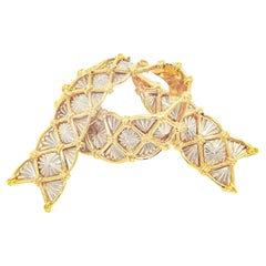 Spilla a nastro bicolore in oro giallo e oro bianco 18 carati firmata Cartier Mid-Century Modern