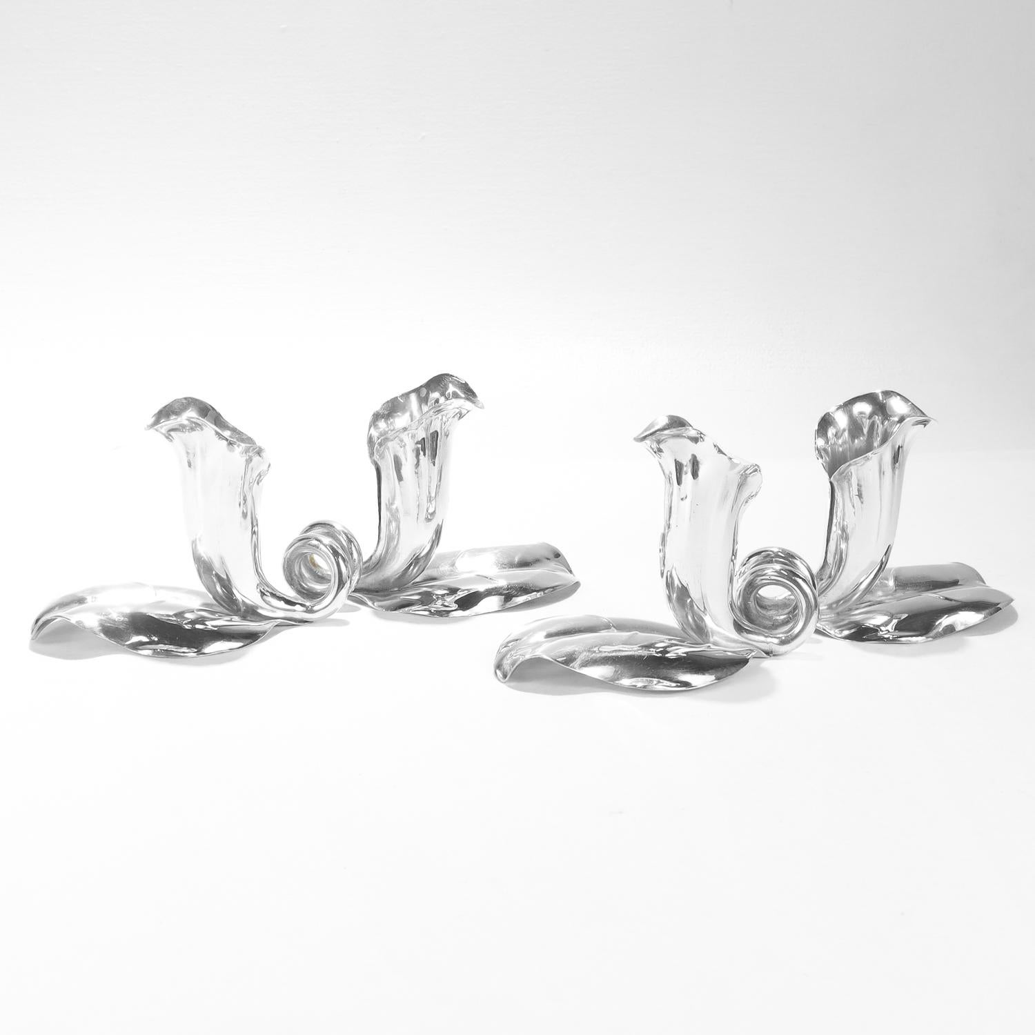 Una bella coppia di candelabri da tavolo a due luci del Mid-Century.

In argento sterling.

Venduto da Cartier.

Probabilmente progettato e prodotto da Abbiati Gioacchino fu Carlo per Cartier.

Ognuno di essi ha la forma di due fiori aperti,
