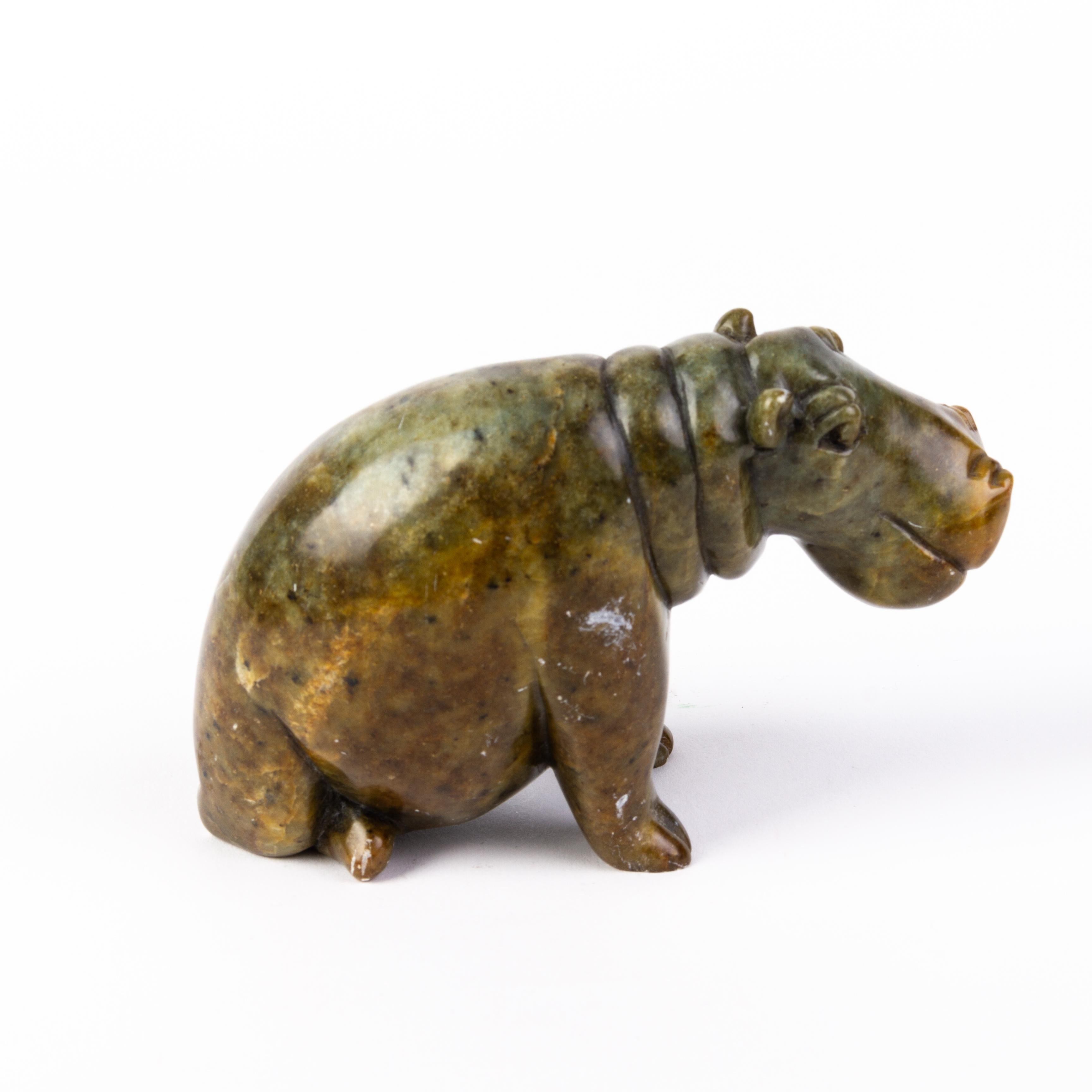 Signed Carved Hardstone African Seated Hippo Sculpture  In Good Condition For Sale In Nottingham, GB